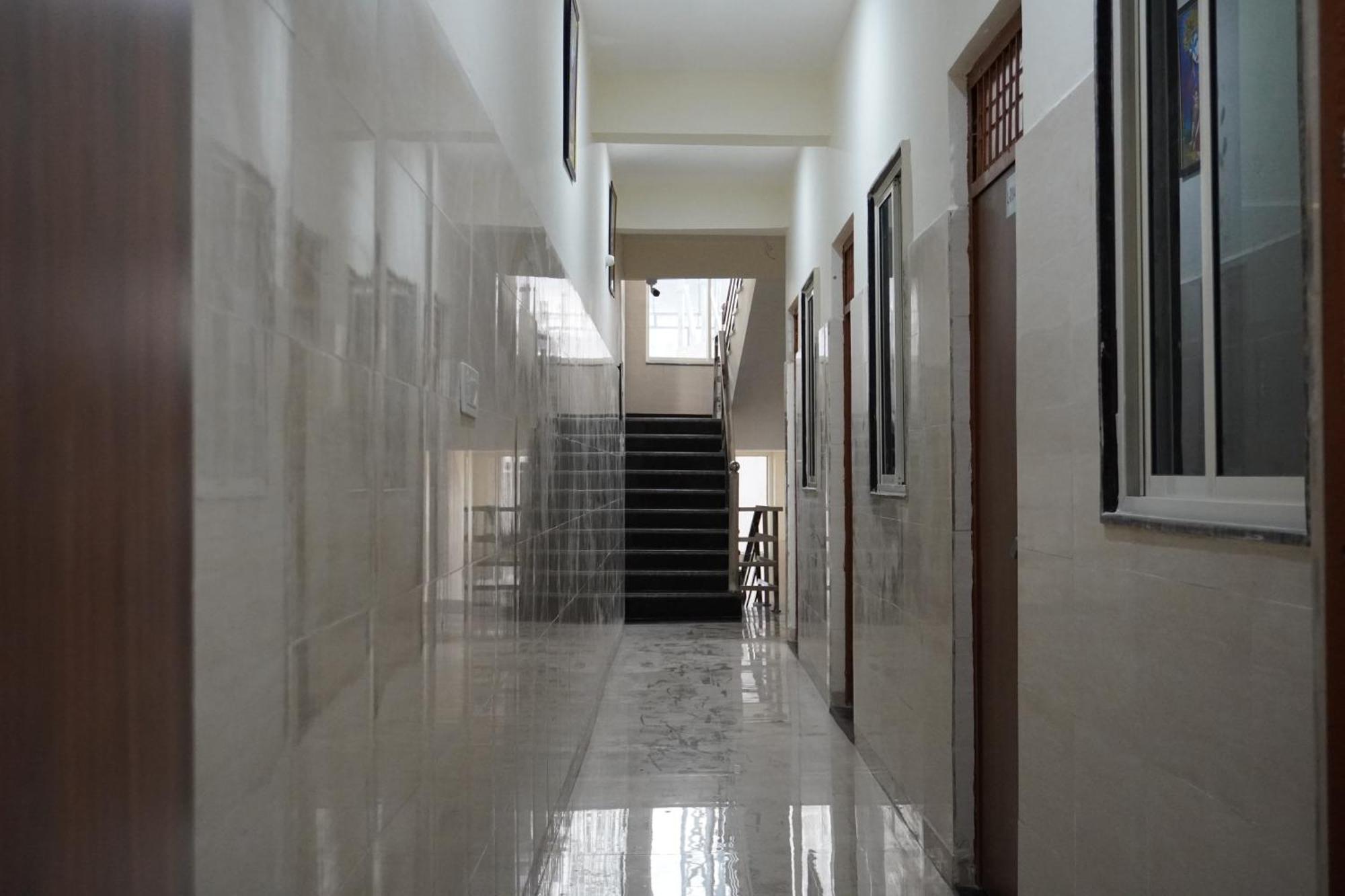 Hotel Shree Radha Rani Dham, Near Iskcon And Prem Mandir Vrindavan