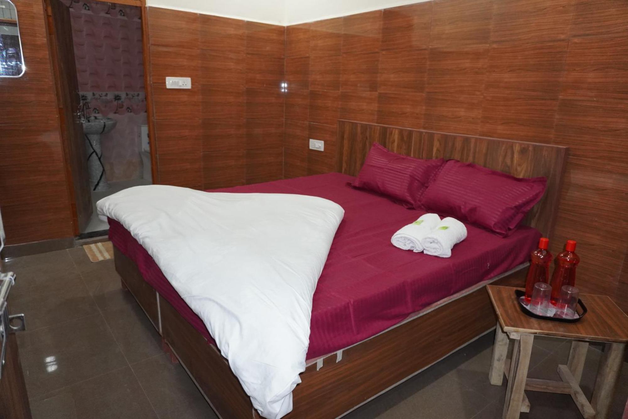 Hotel Shree Radha Rani Dham, Near Iskcon And Prem Mandir 3*