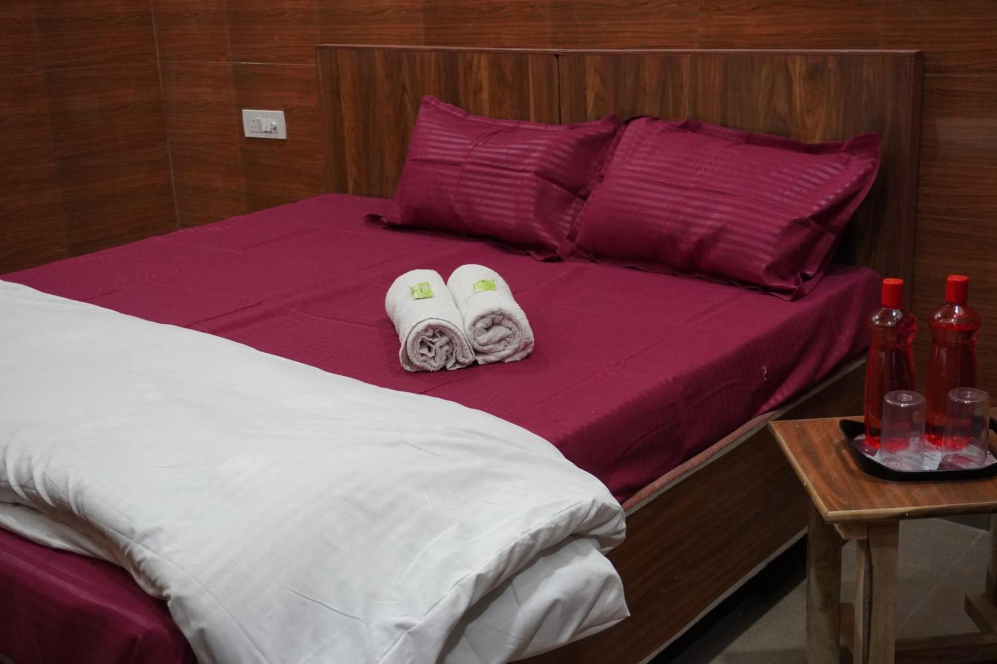Hotel Shree Radha Rani Dham, Near Iskcon And Prem Mandir Vrindavan
