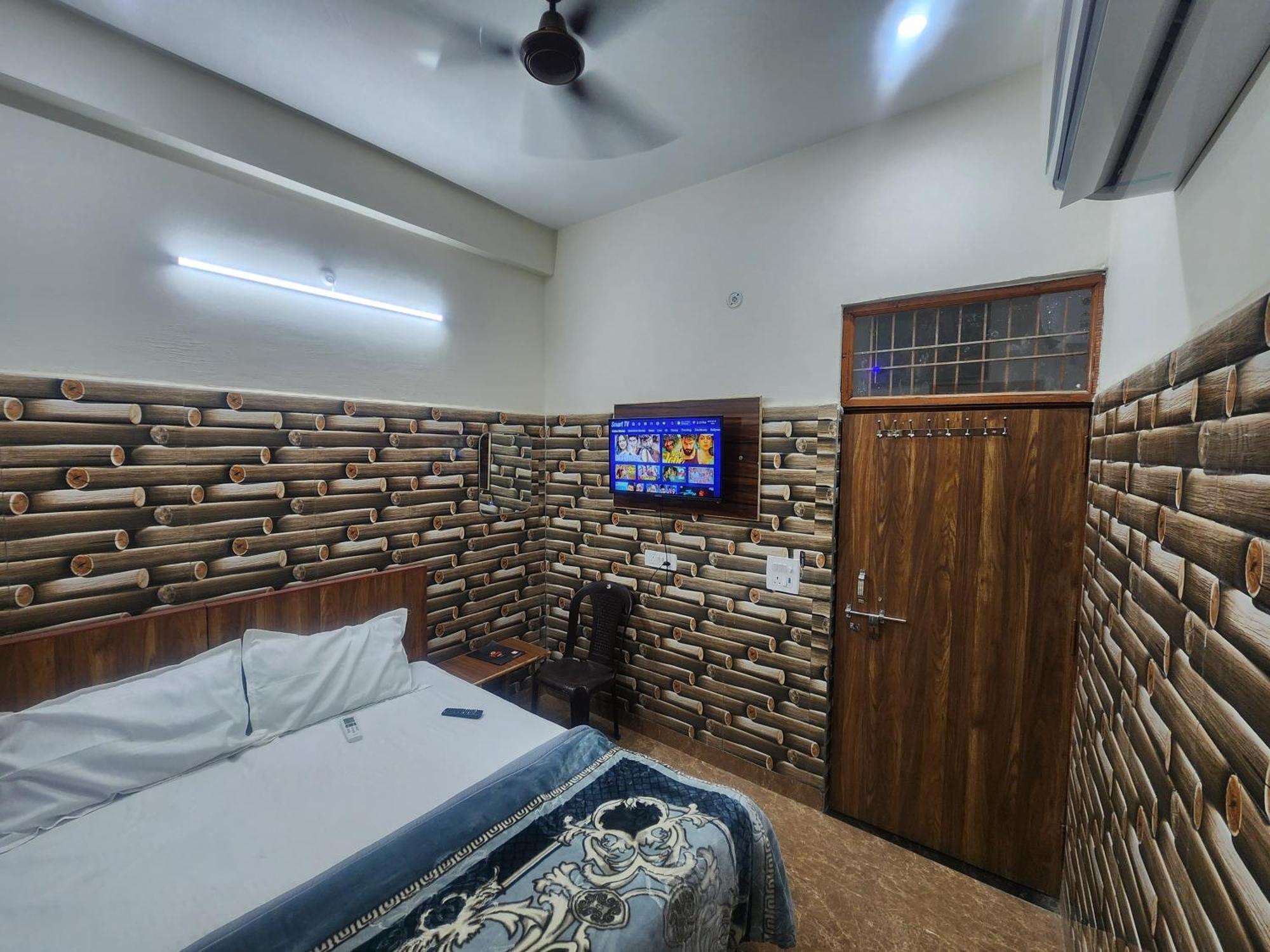Hotel Shree Radha Rani Dham, Near Iskcon And Prem Mandir 3*