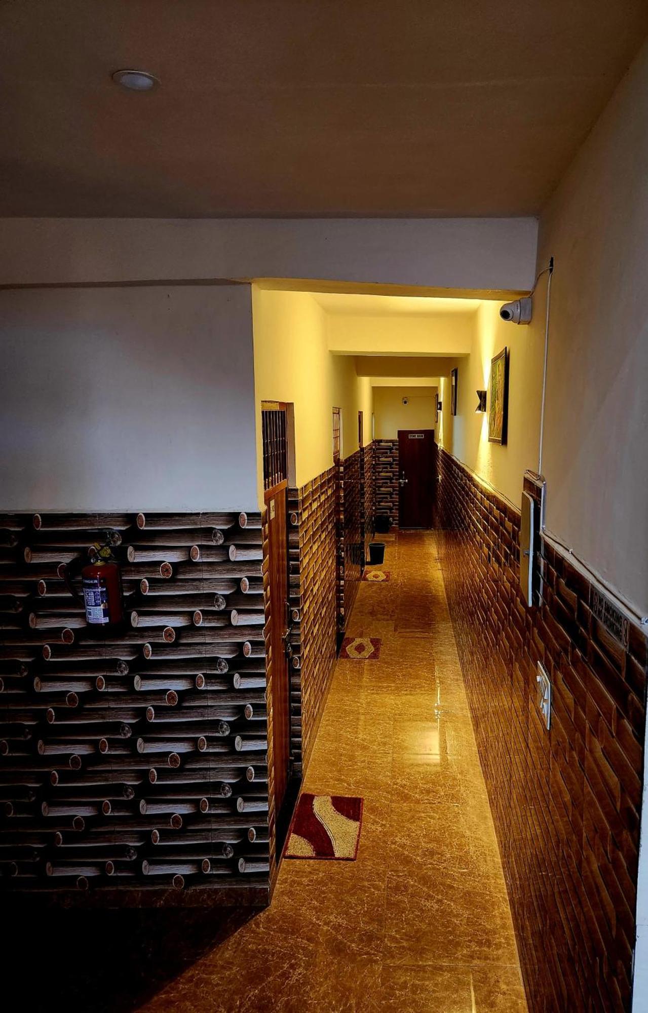 Hotel Shree Radha Rani Dham, Near Iskcon And Prem Mandir