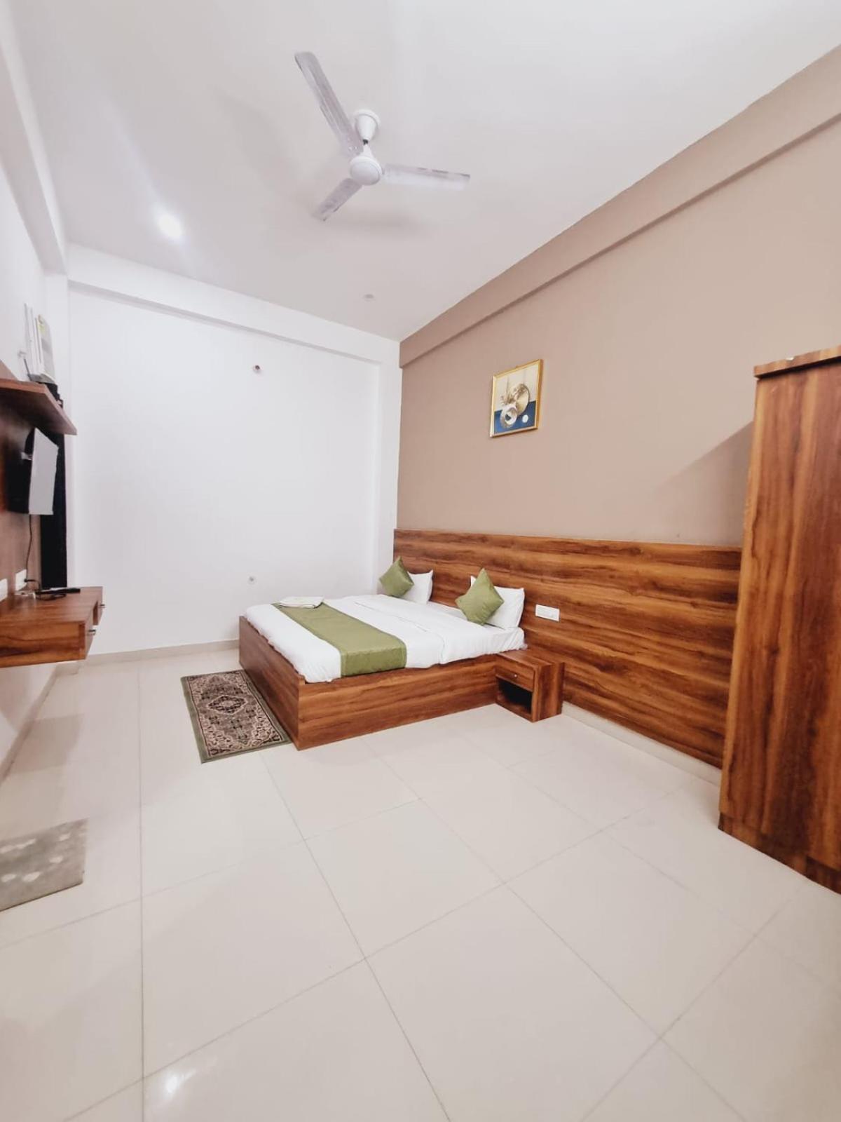 Guest house Mukund Palace- In House Parking - Best Rated Area Vrindavan