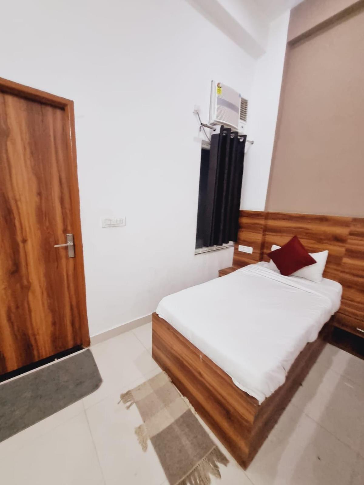 Hotel Krishna Dham Premium - Near Prem Mandir Vrindavan