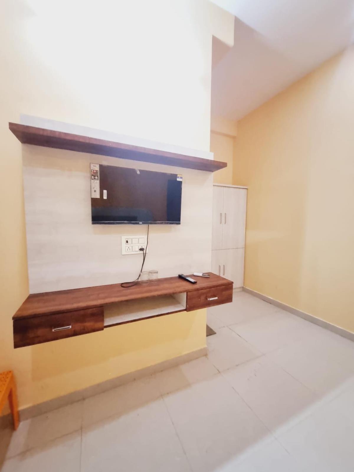 Tulip Best Rated Area In Vrindavan- Free 5g Wifi, Inhouse Parking 3* Vrindavan