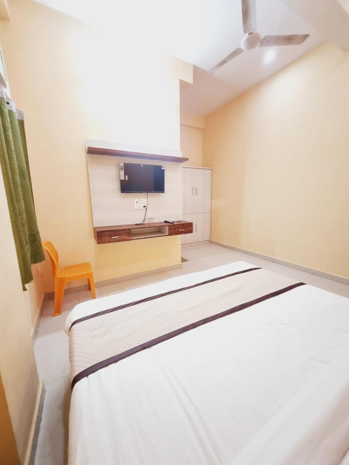 Hotel Tulip Best Rated Area In Vrindavan- Free 5g Wifi, Inhouse Parking Vrindavan