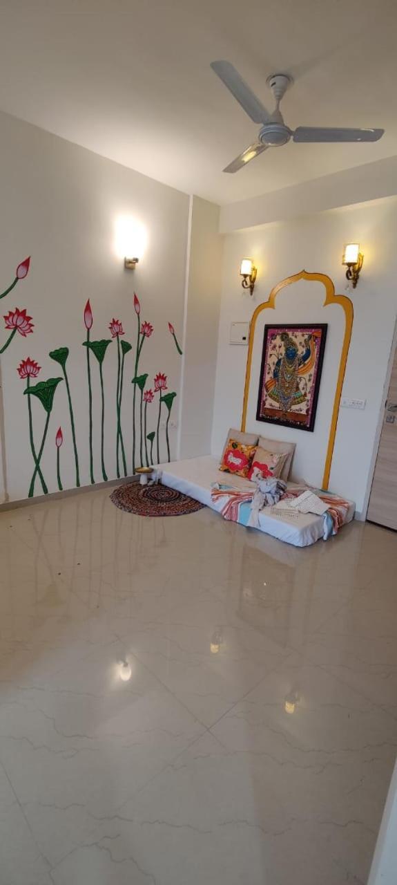 Vasudev Kutumb Atithi Devo Bava Apartment