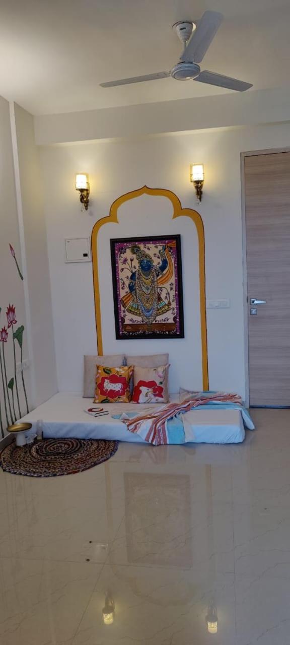 Vasudev Kutumb Atithi Devo Bava * Vrindavan