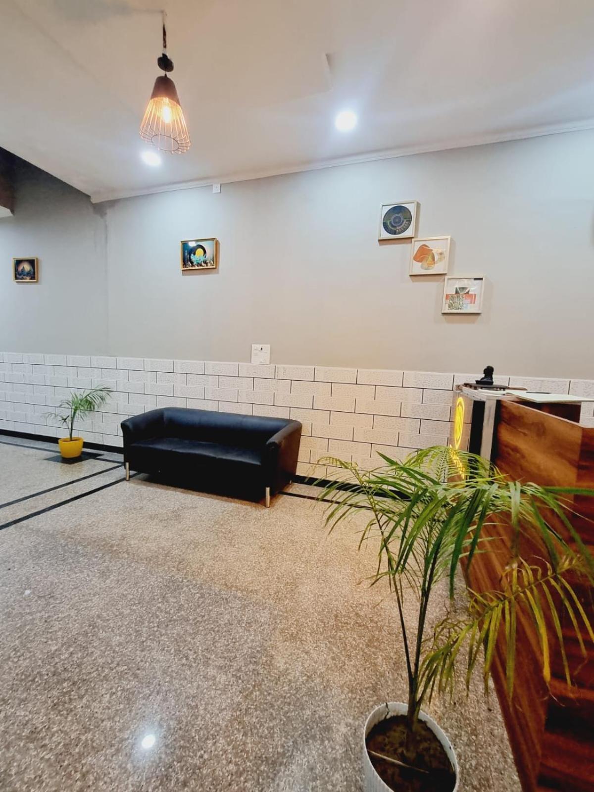 Solitaire Tower - Top Rated Area- In House Parking Hotel Vrindavan