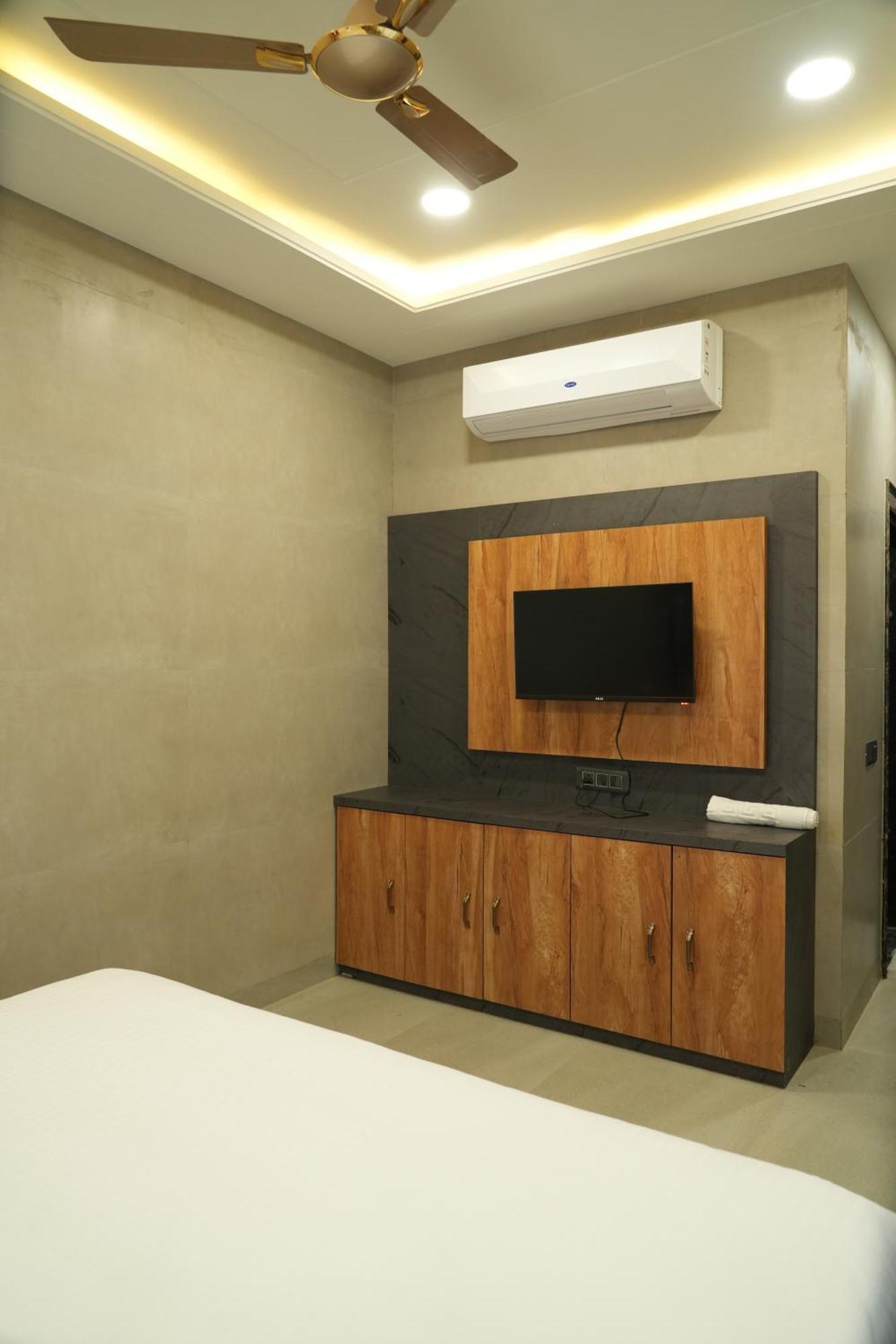 Hotel Maa Vindhyachal Dham Vrindavan