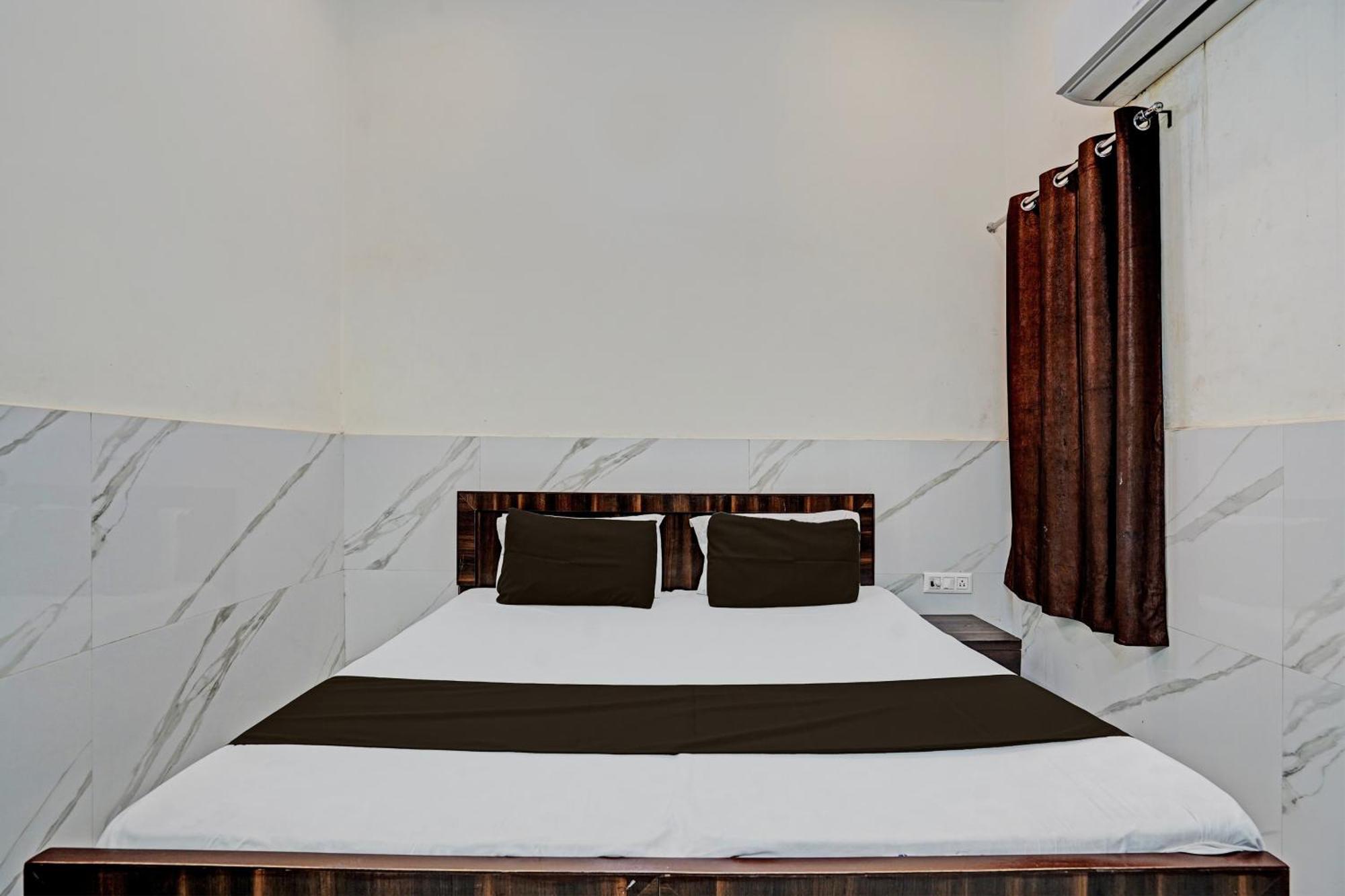 Oyo Gauri Shankar Dham 3*