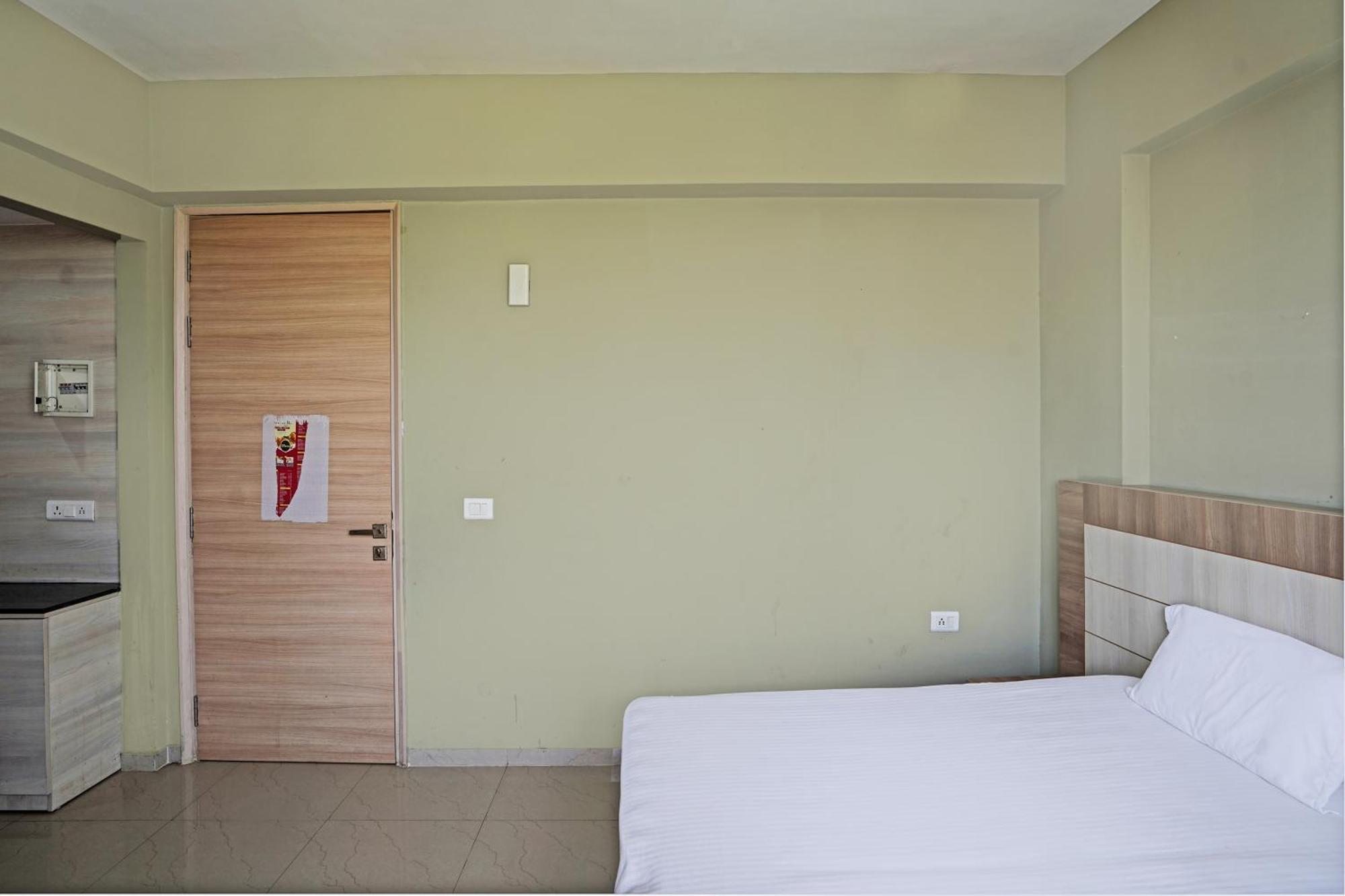 Hotel O Anirbhav Dham Vrindavan