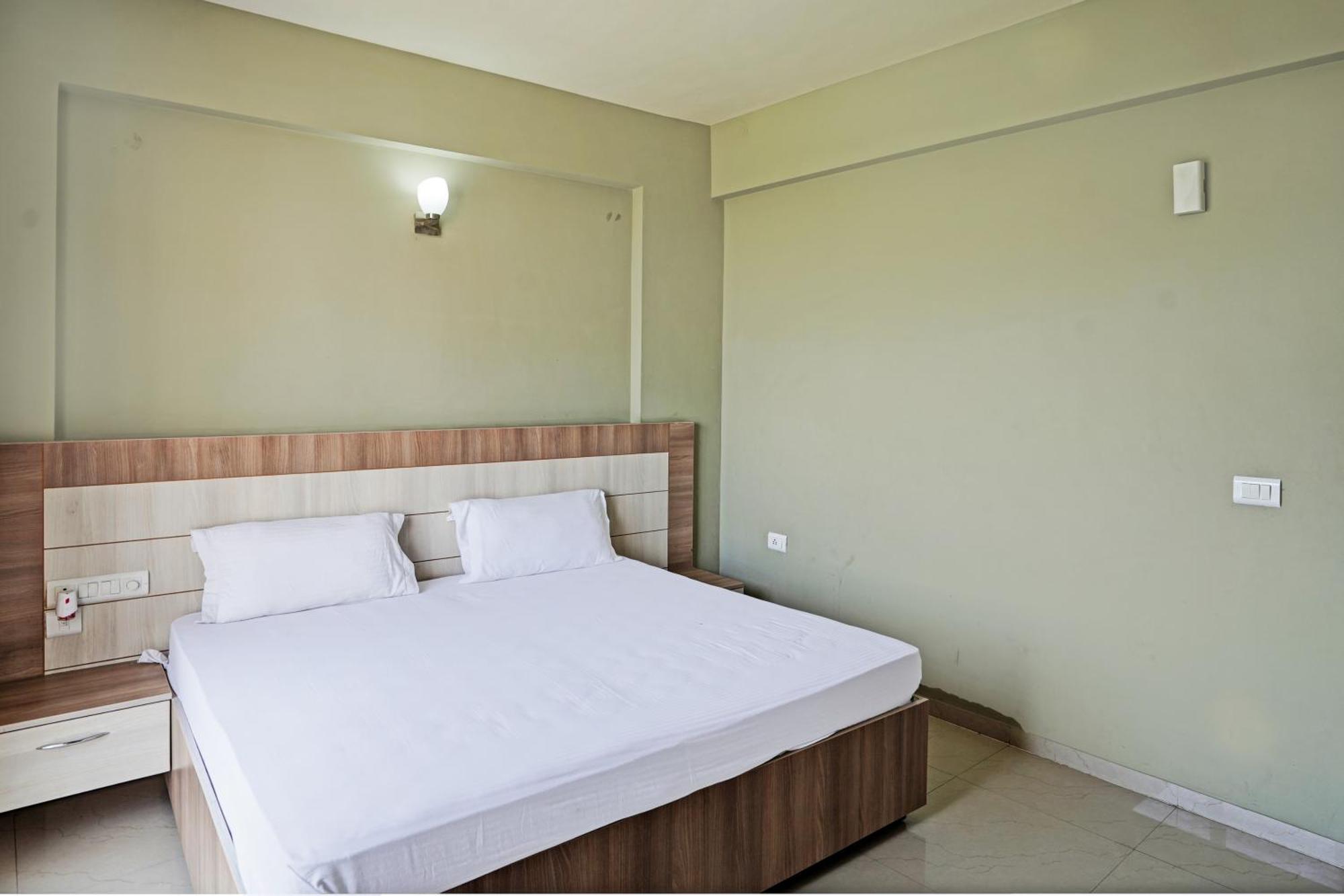 Hotel O Anirbhav Dham Vrindavan