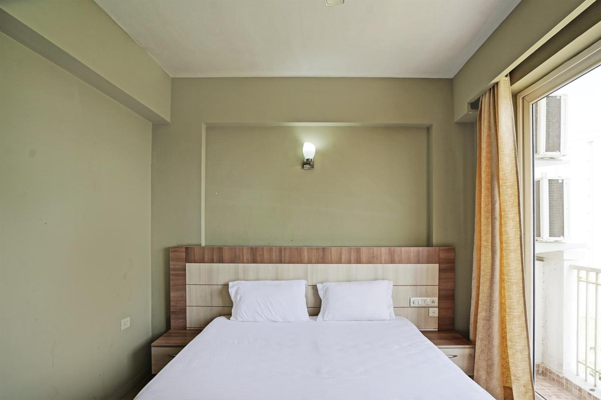 Hotel O Anirbhav Dham Vrindavan