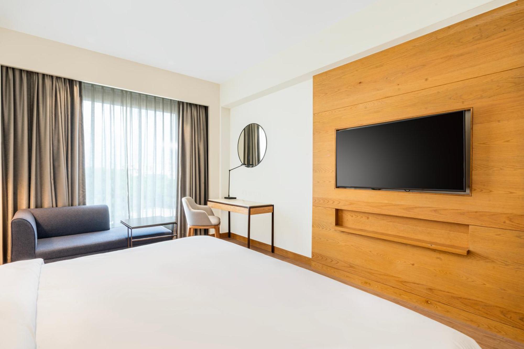 Radisson Hotel *