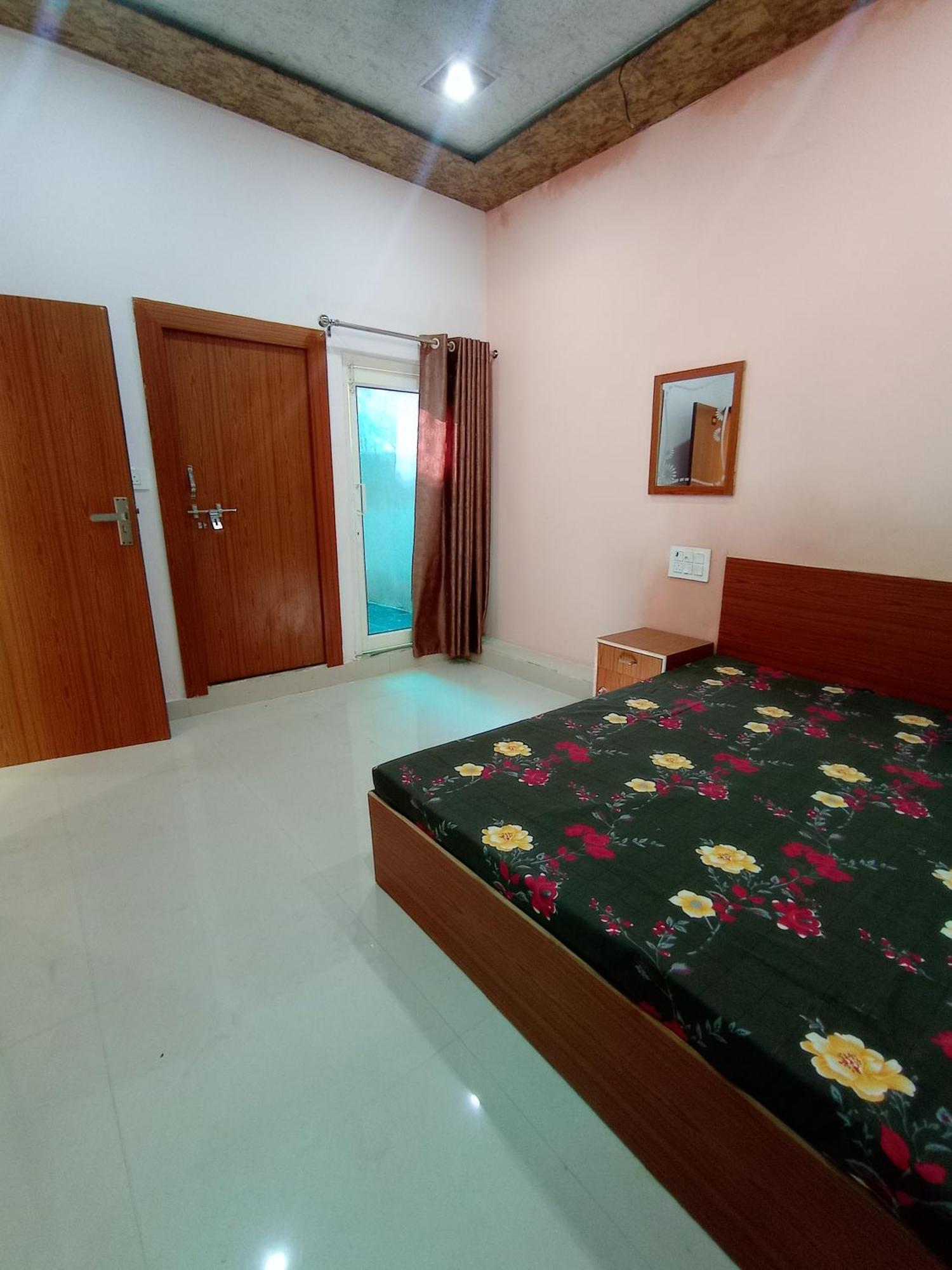 Saraswati Devi Atithi Bhawan Vrindavan