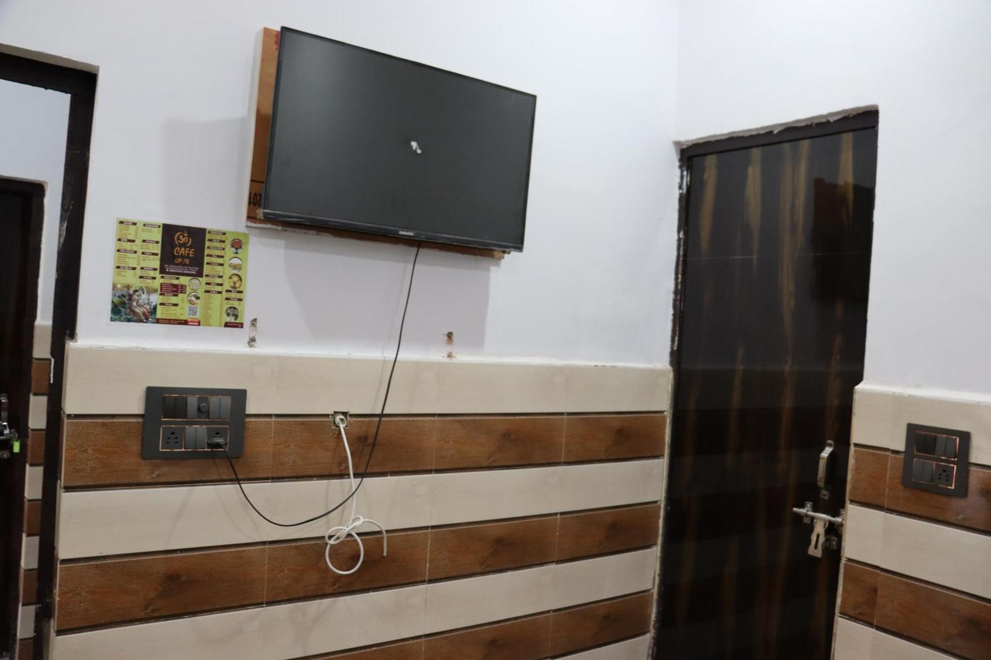 K.d.dham Near Prem Mandir1 Guest house