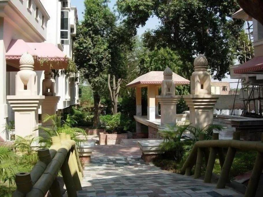 Divine Ac In Ananda Krishna 2 Mins From Iskcon Apartment Vrindavan