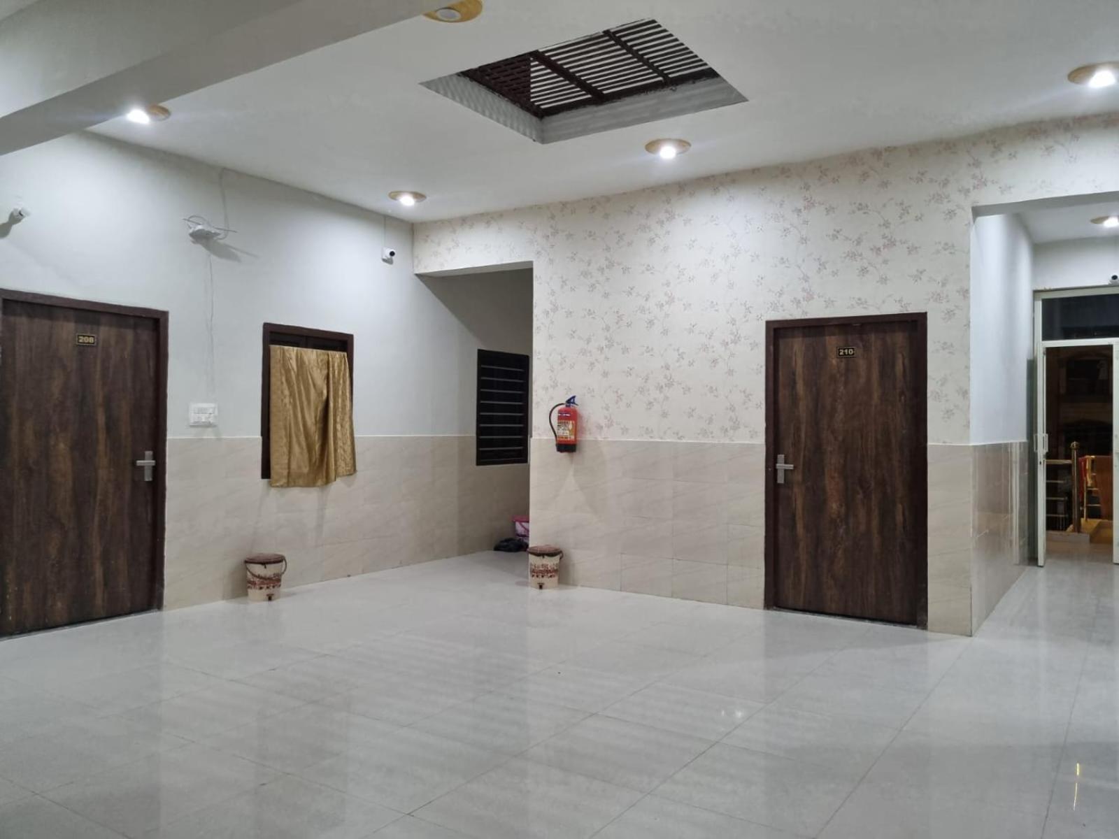 Guest house Bhakti Bhavan- Near Prem Mandir By Mukund