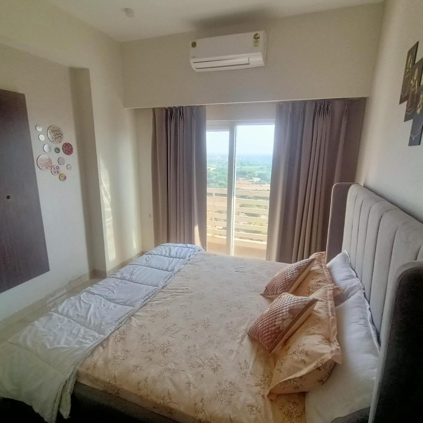 Tejasvi's Bliss Near Prem Mandir Apartment *