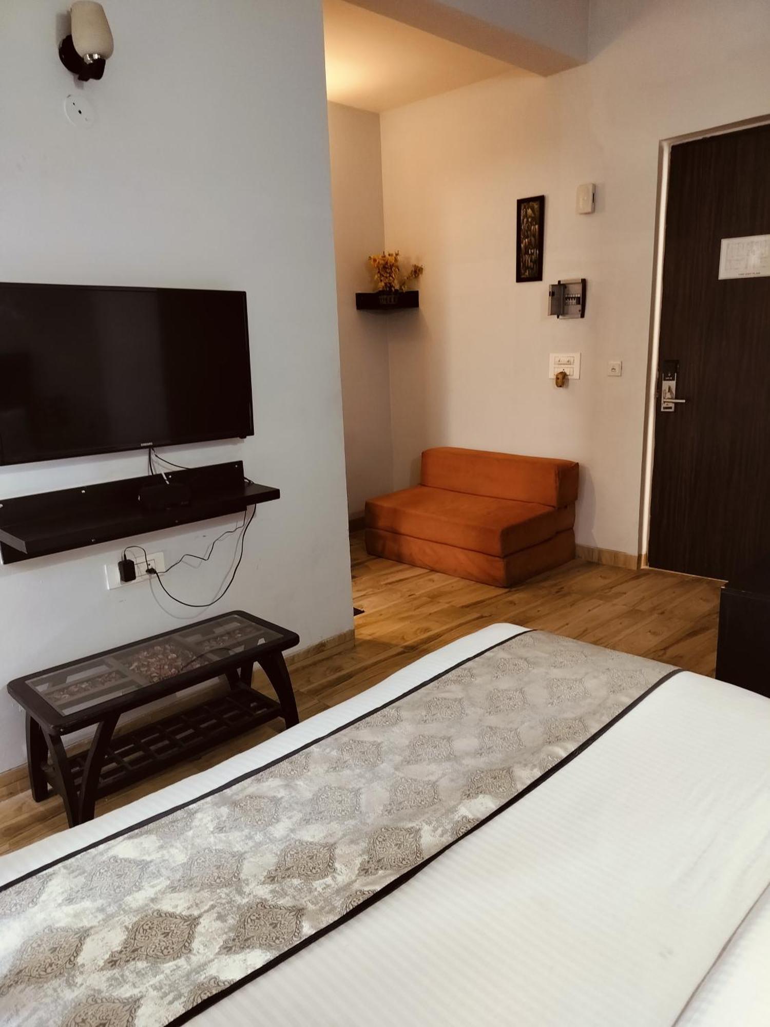 Srinika Grand Hotel 4*