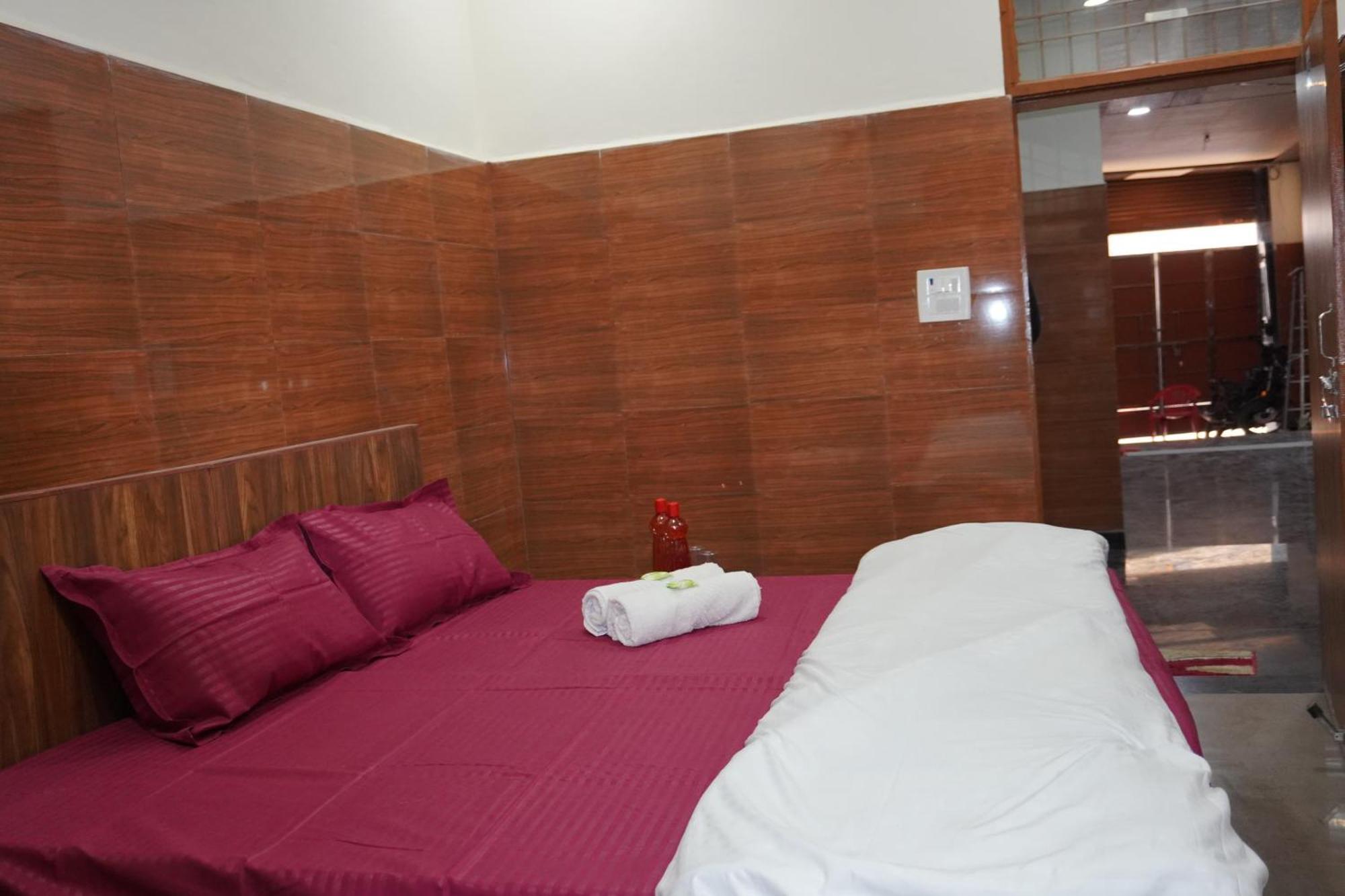 Shri Radha Rani Dham, Near Iskcon And Prem Mandir Hotel 3*