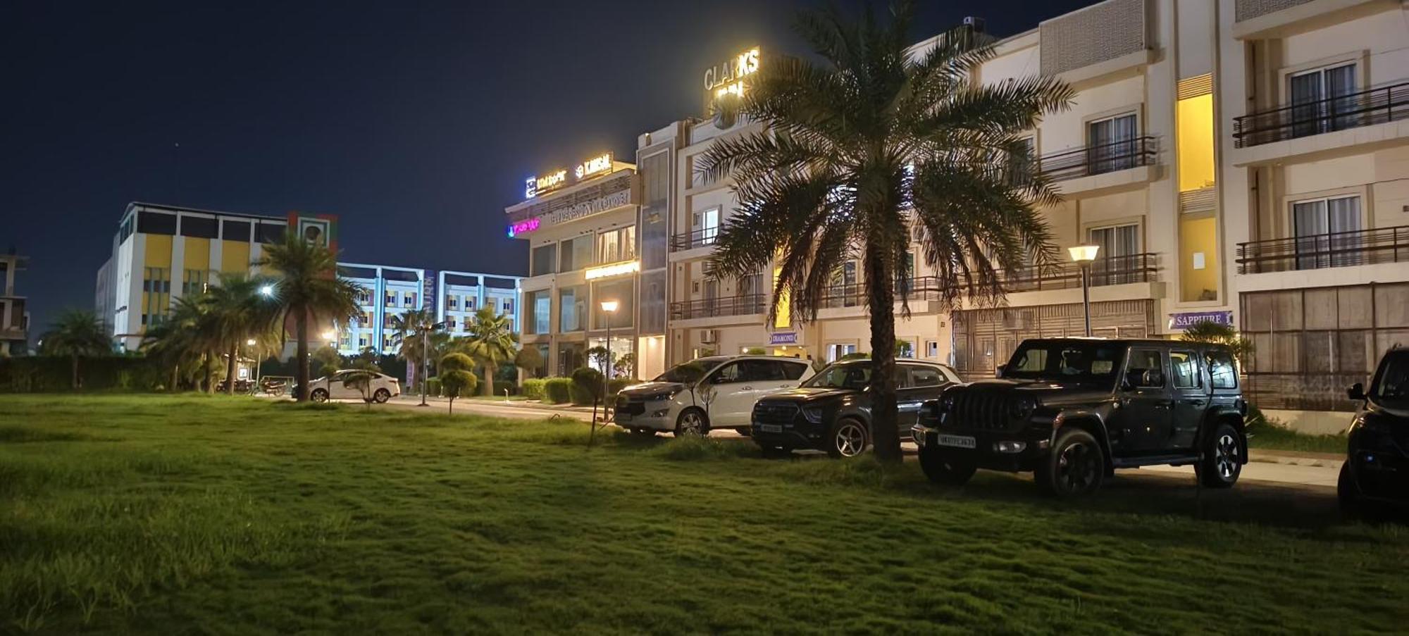 Vrindavan Suites Hotel 4*