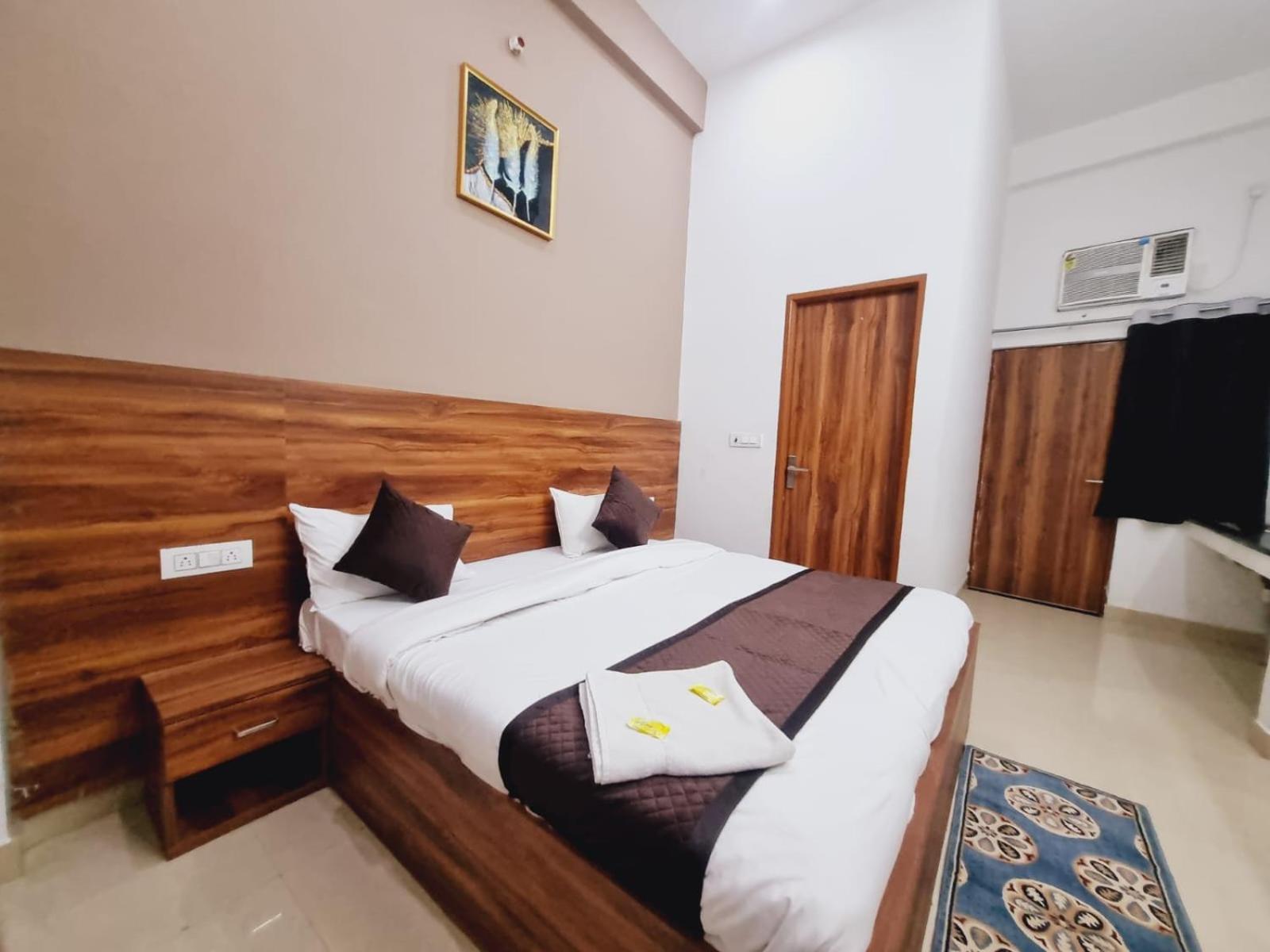 Bed & Breakfast Supreme - Krishiv Hospitality Vrindavan