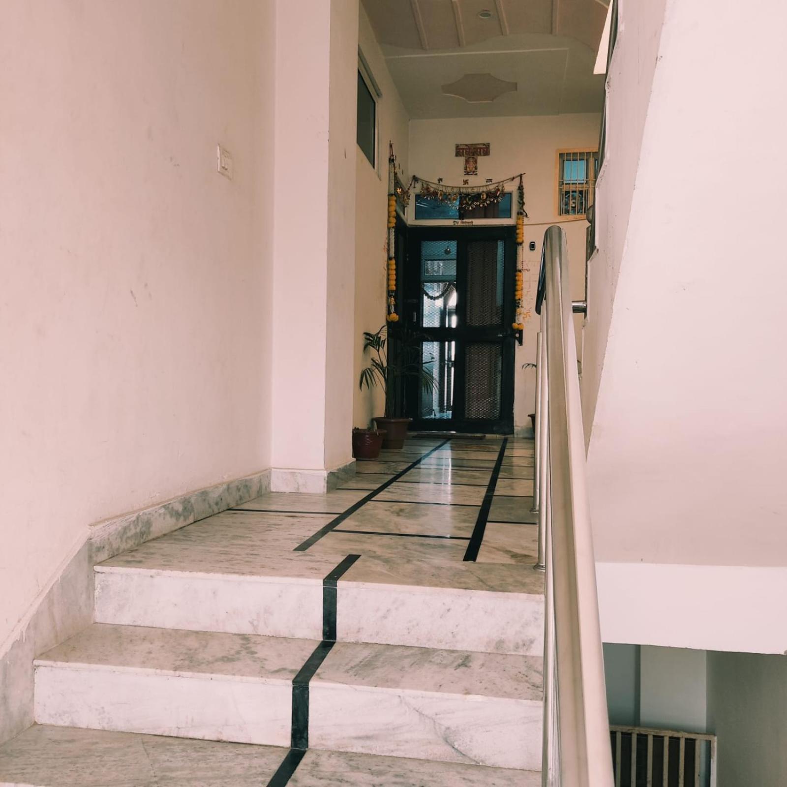 Homestay In Vrindavan, Radha Florence Near Chandroday Temple *