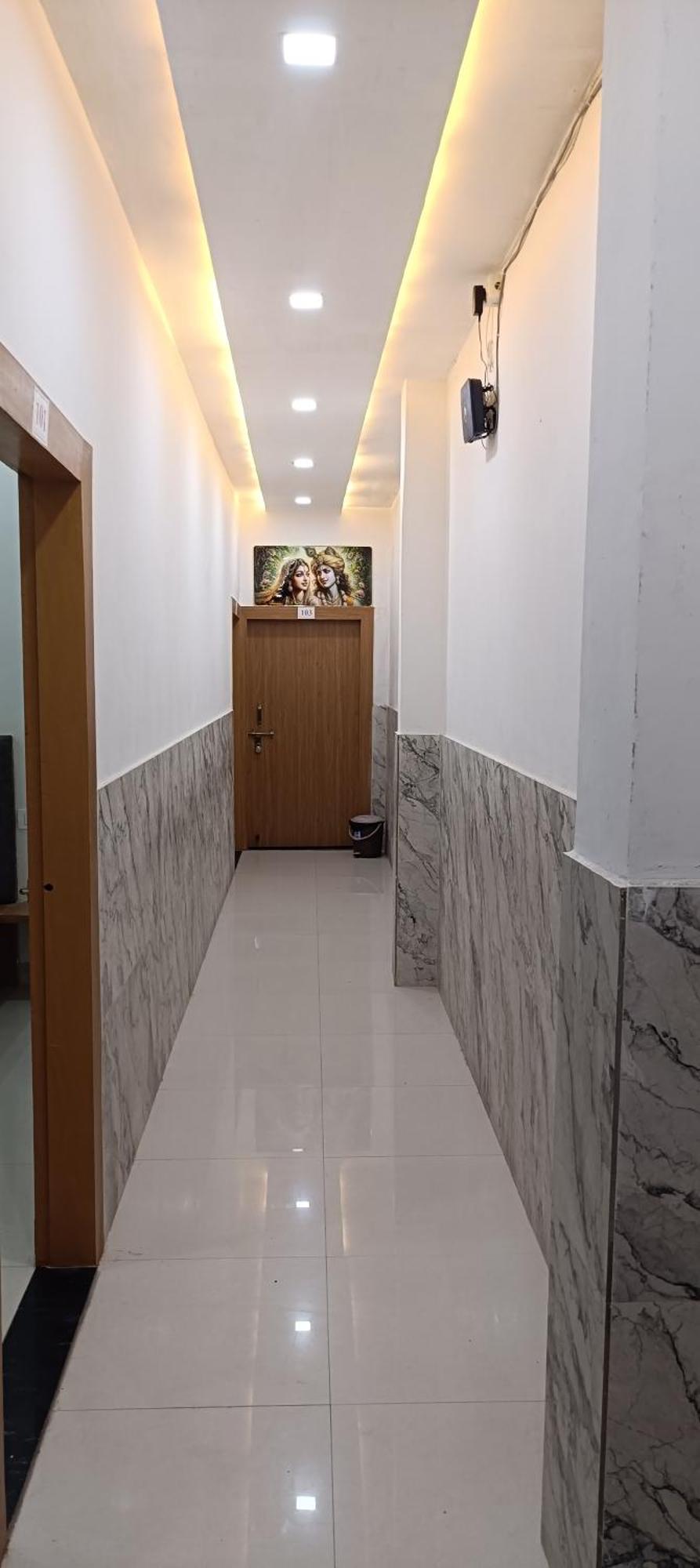 Ganga Palace -near Prem Mandir Hotel 3*