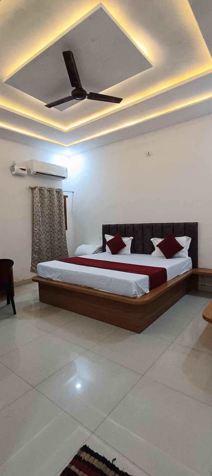 Ganga Palace -near Prem Mandir 3*