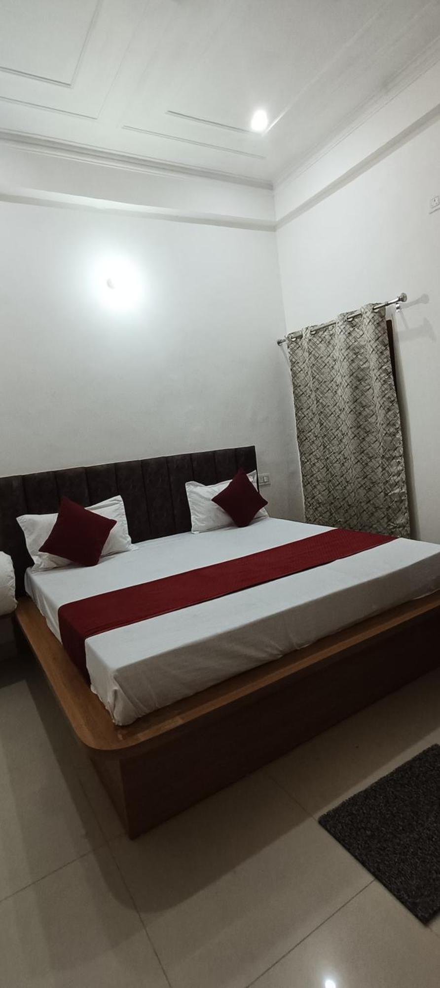 Hotel Ganga Palace -near Prem Mandir 3*