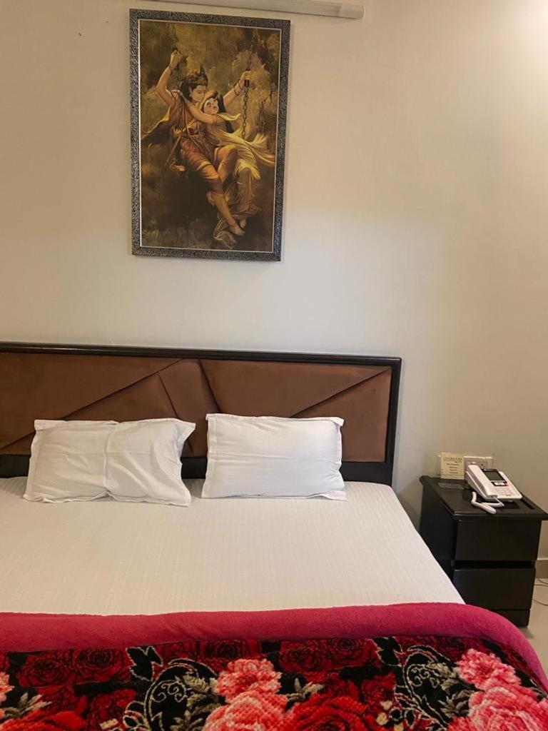 11 Flowers Service By Grb Apartment Vrindavan
