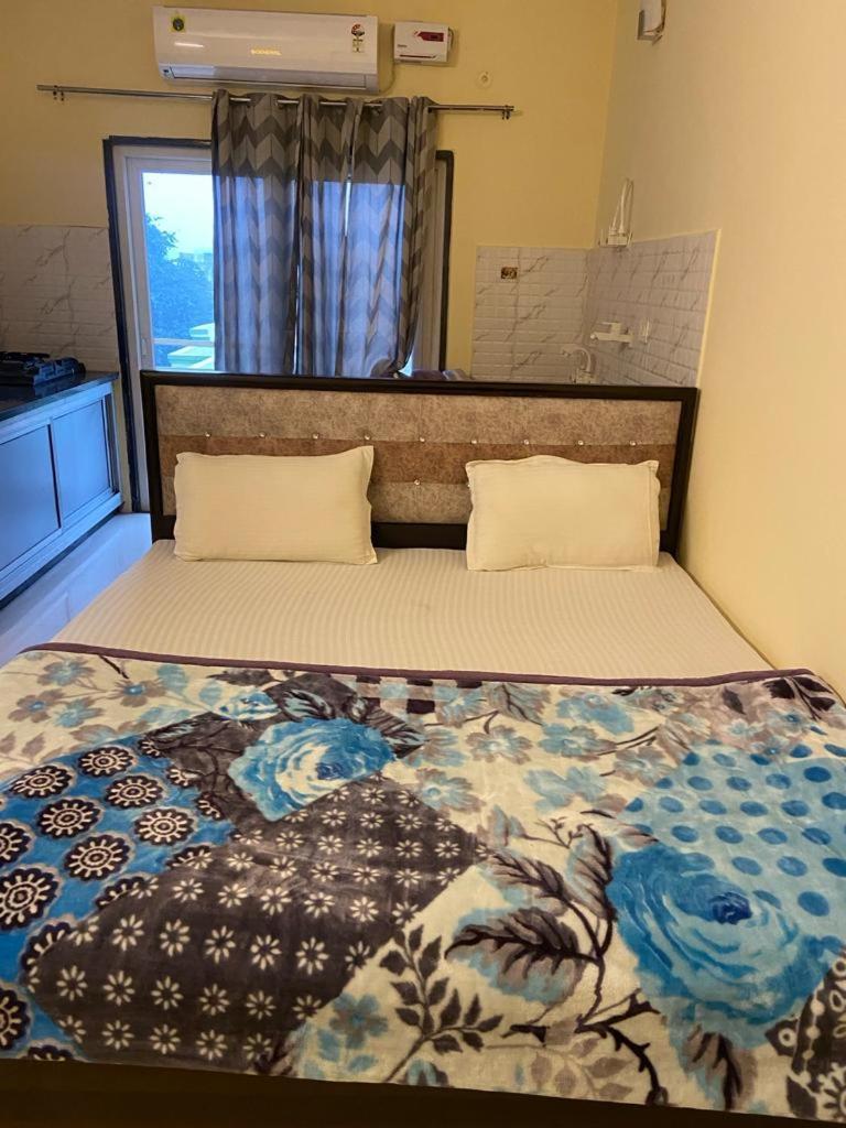 11 Flowers Service By Grb Apartment Vrindavan