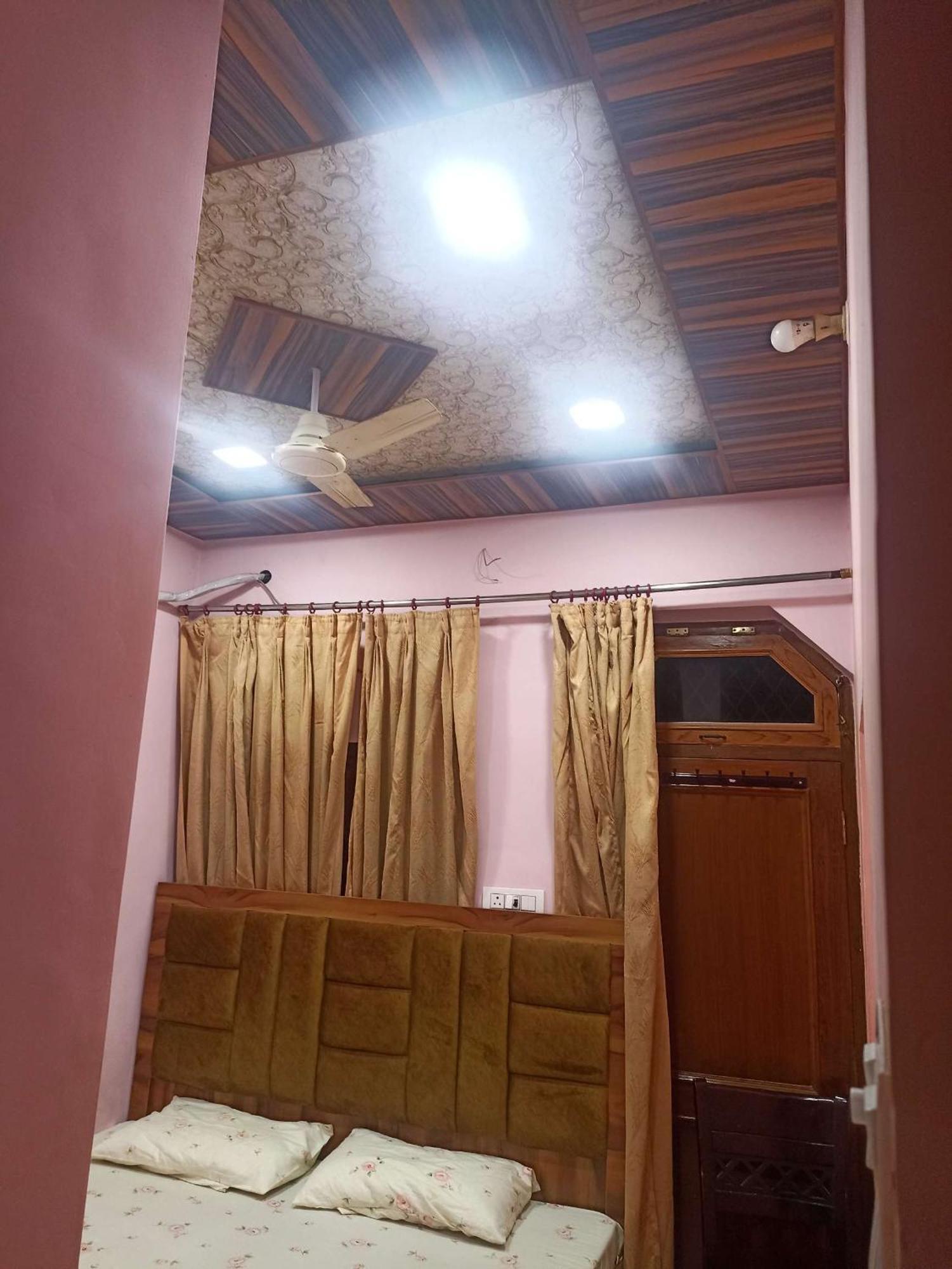 Shree Hit Radhamohan Dham Guest house *