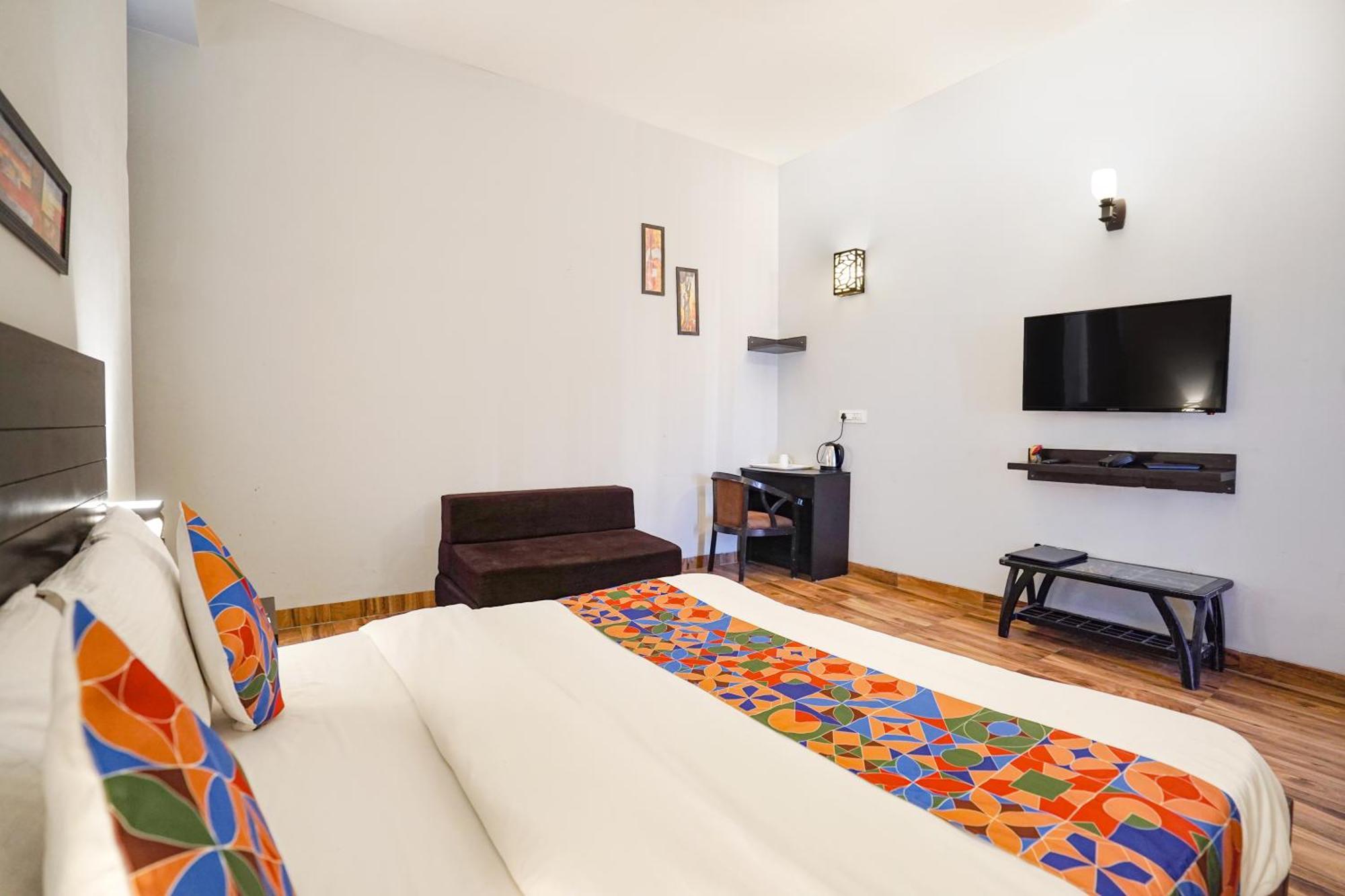 Hotel Fabhotel Vraj