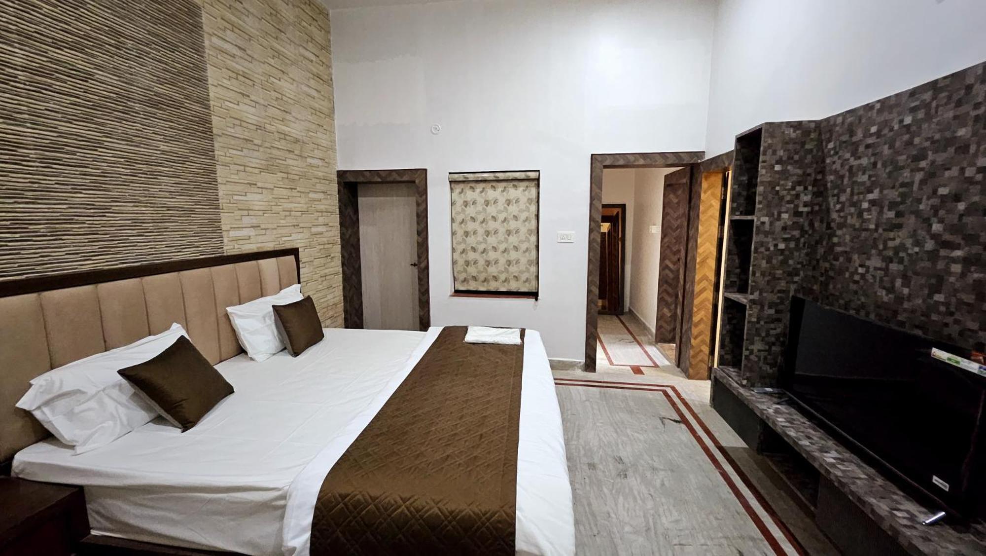 Vraj Guest house *