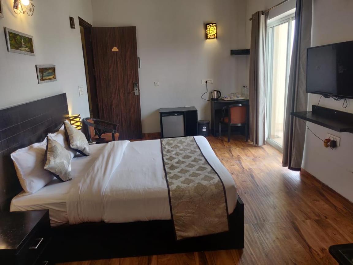Hotel Pearls And Vrindavan