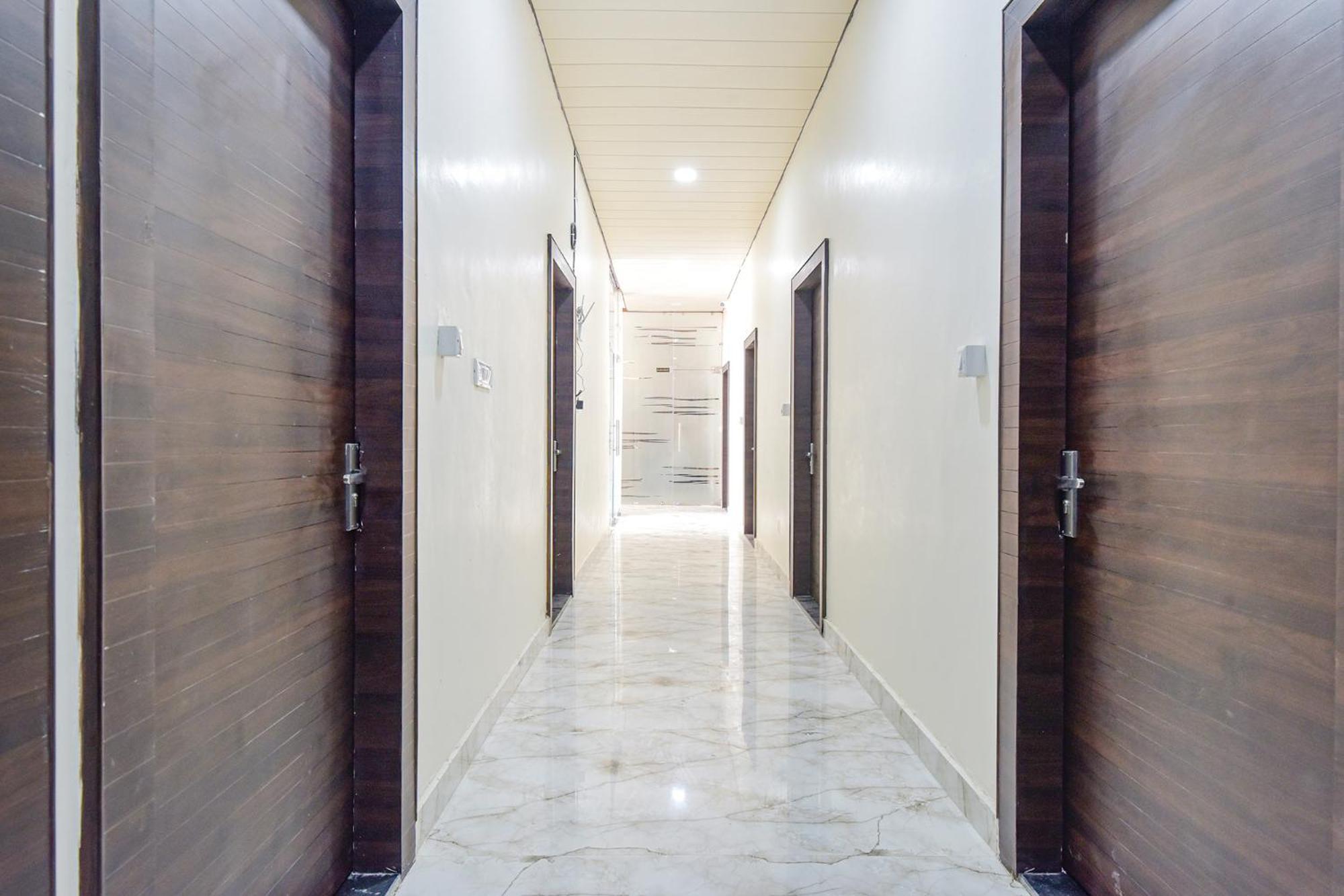 Fabhotel Shri Rk Residency - Nr Pram Mandir Shree Banke Bihari Temple