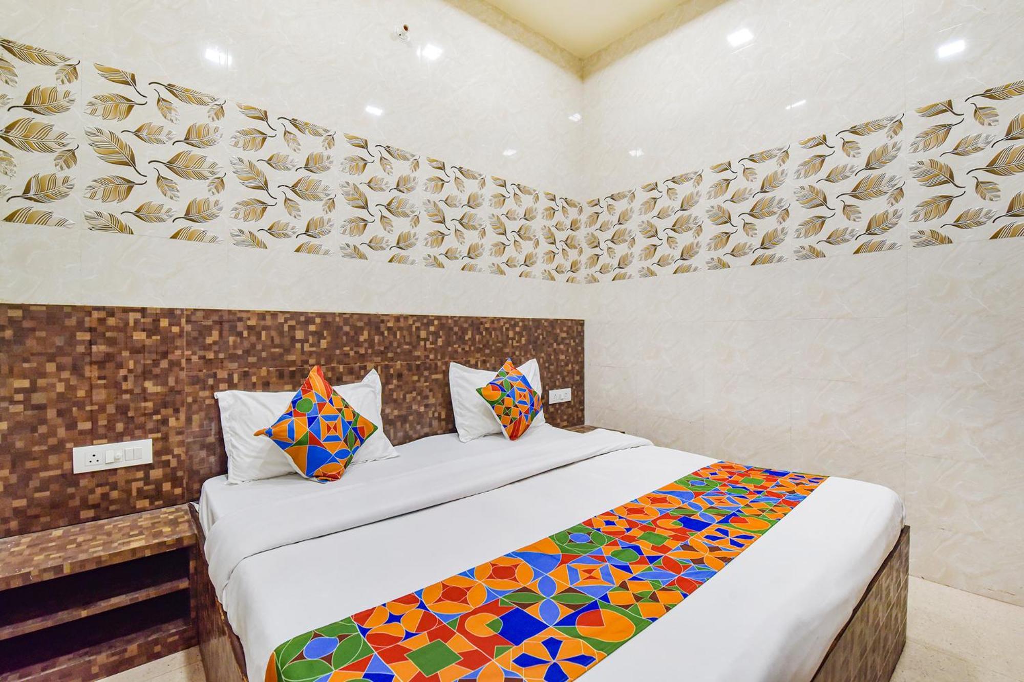 Fabhotel Maa Gayatri Sadan - Nr Pram Mandir Shree Banke Bihari Temple *