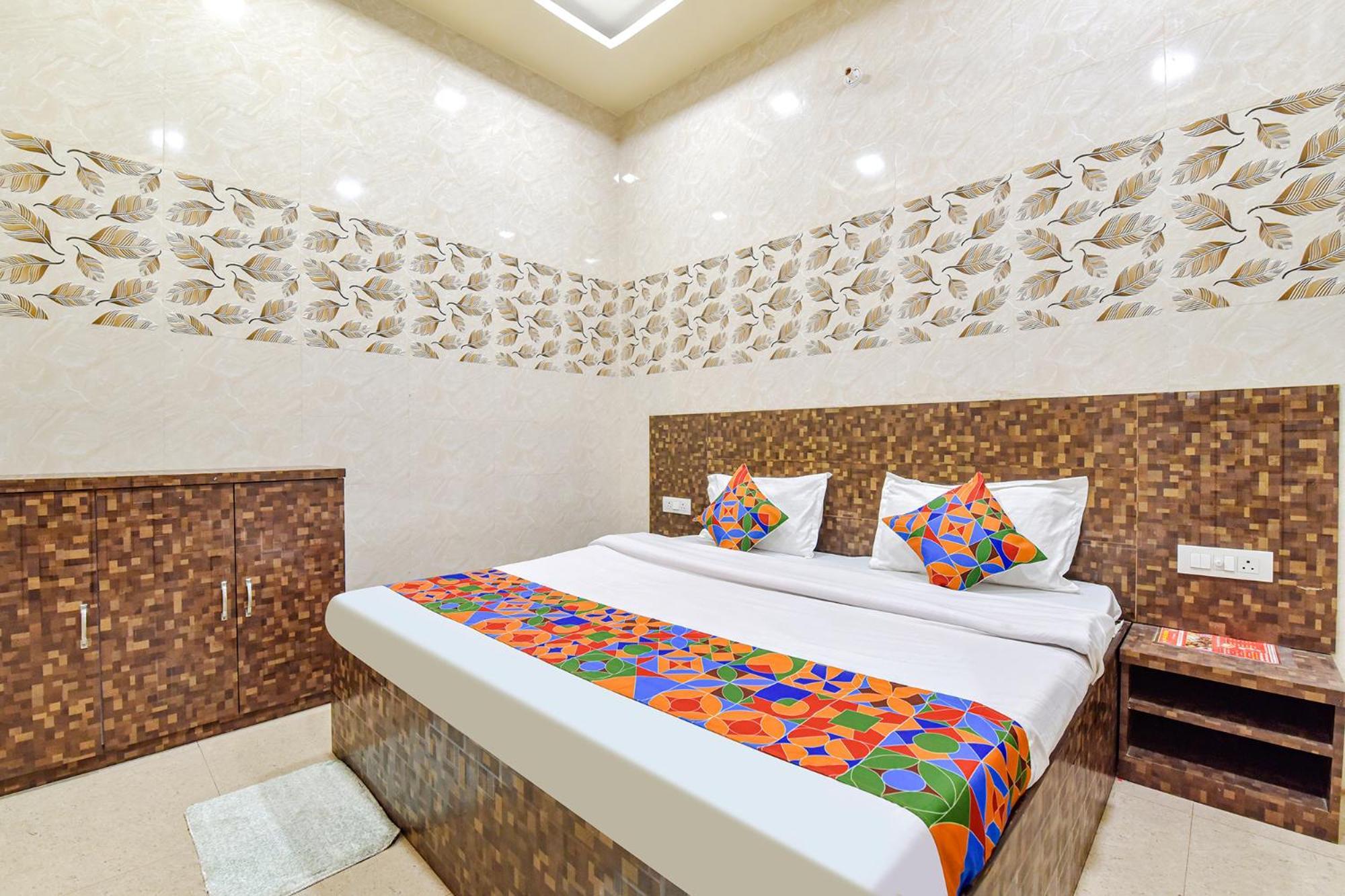 Fabhotel Maa Gayatri Sadan - Nr Pram Mandir Shree Banke Bihari Temple Vrindavan