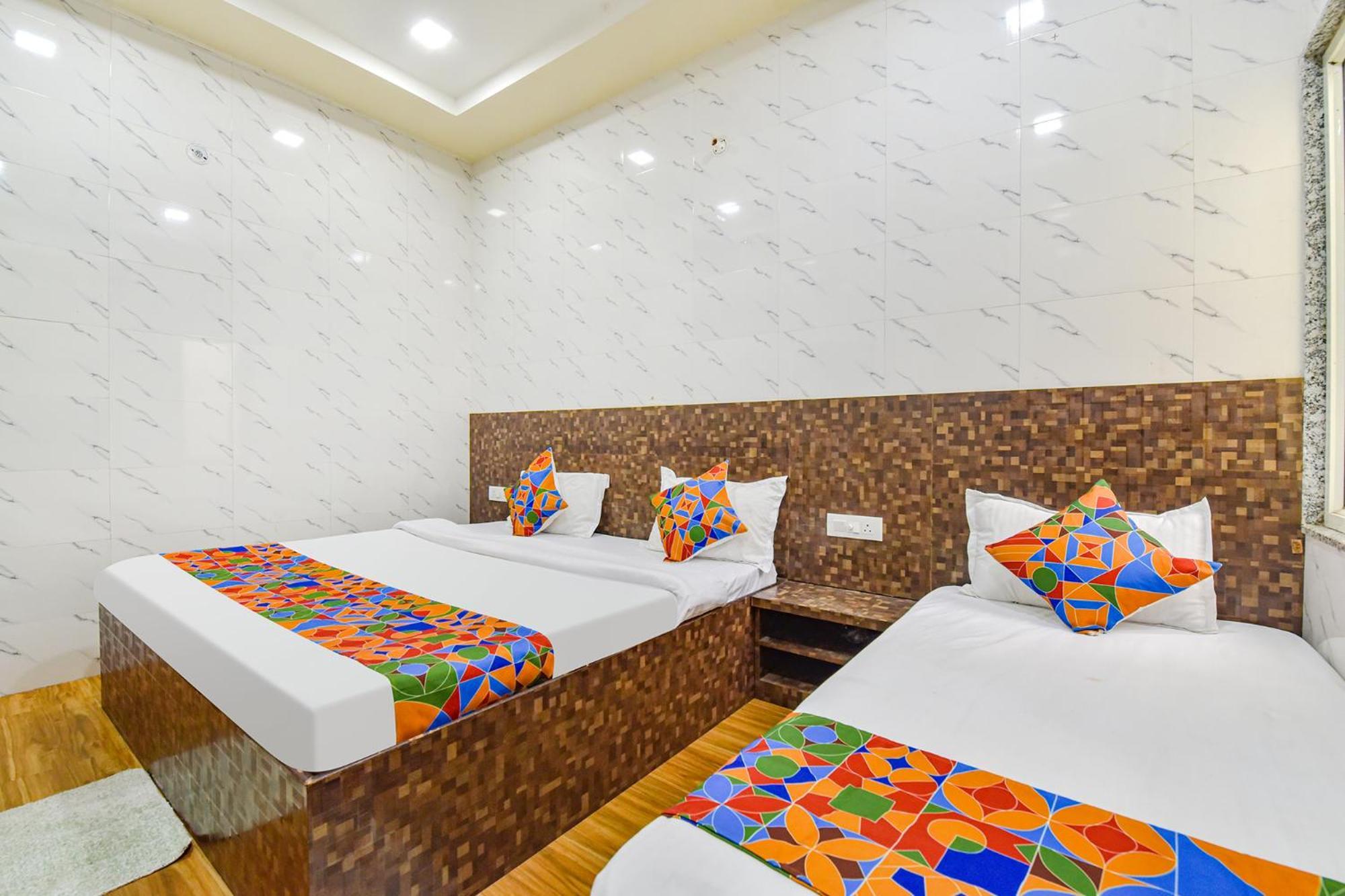 Fabhotel Maa Gayatri Sadan - Nr Pram Mandir Shree Banke Bihari Temple Hotel