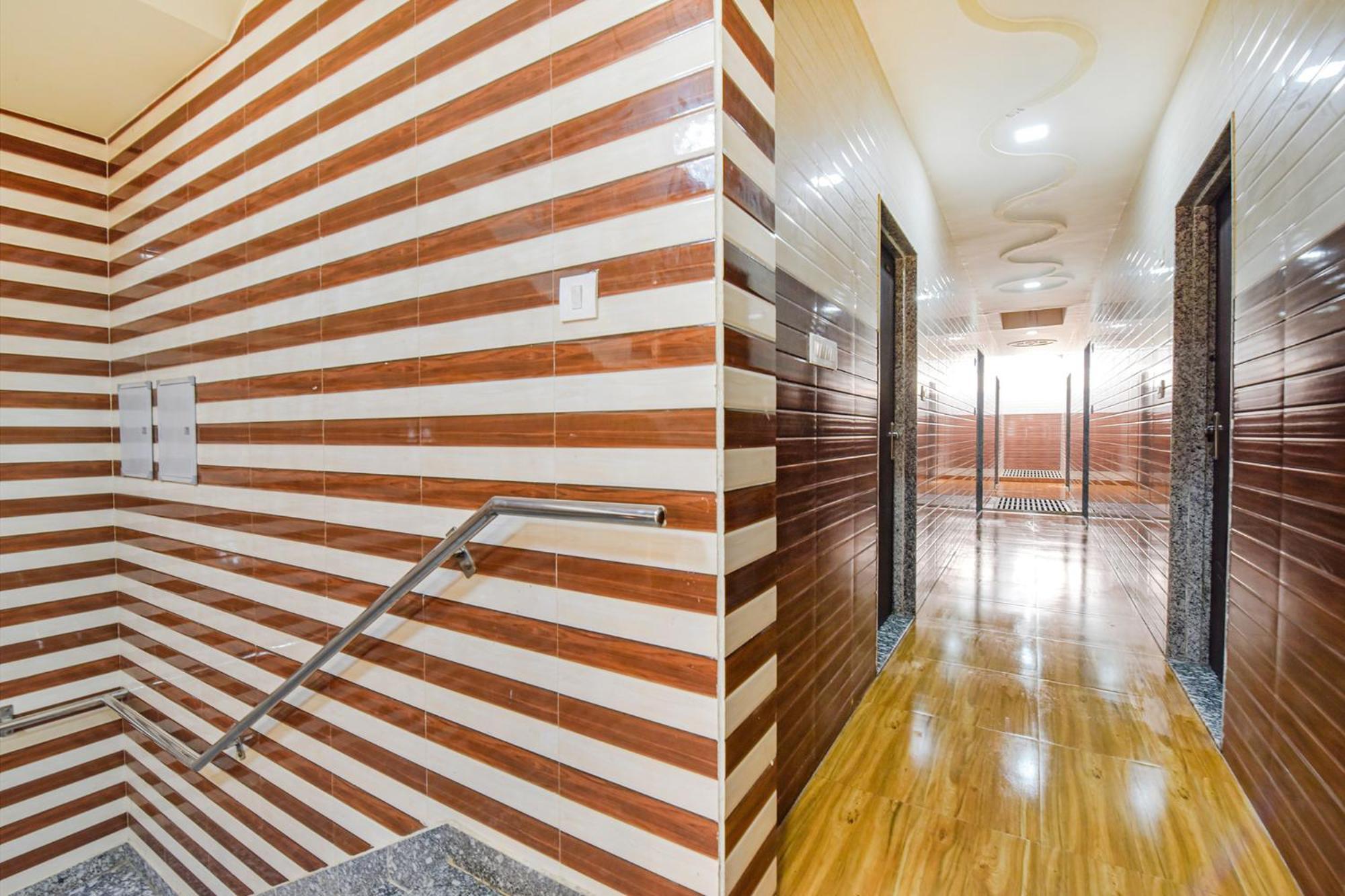 Hotel Fabhotel Maa Gayatri Sadan - Nr Pram Mandir Shree Banke Bihari Temple Vrindavan