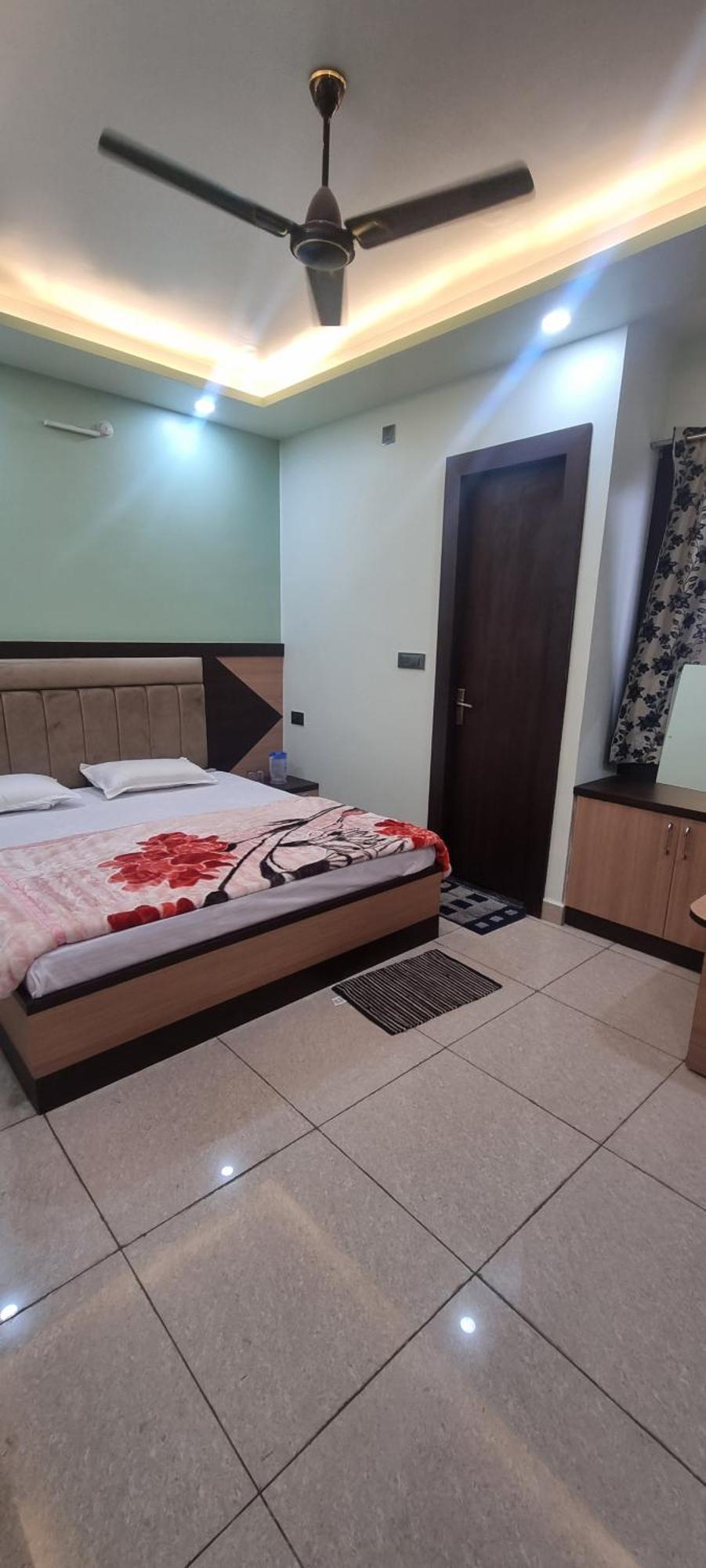 Saraswati Dhaam Hotel Vrindavan