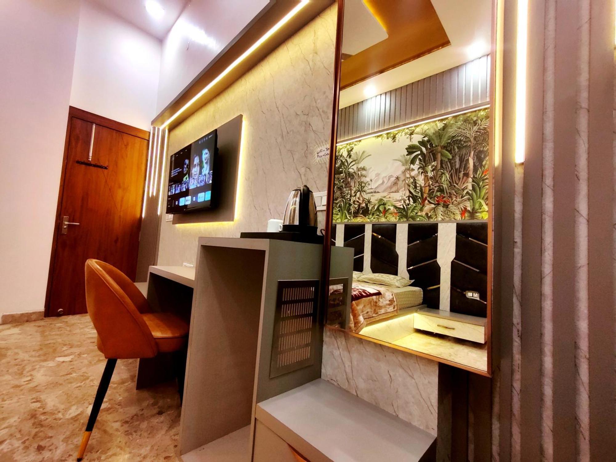 Premium Near Banke Bihari Ji With Power Backup - Free Wifi - Washing Machine Etc *