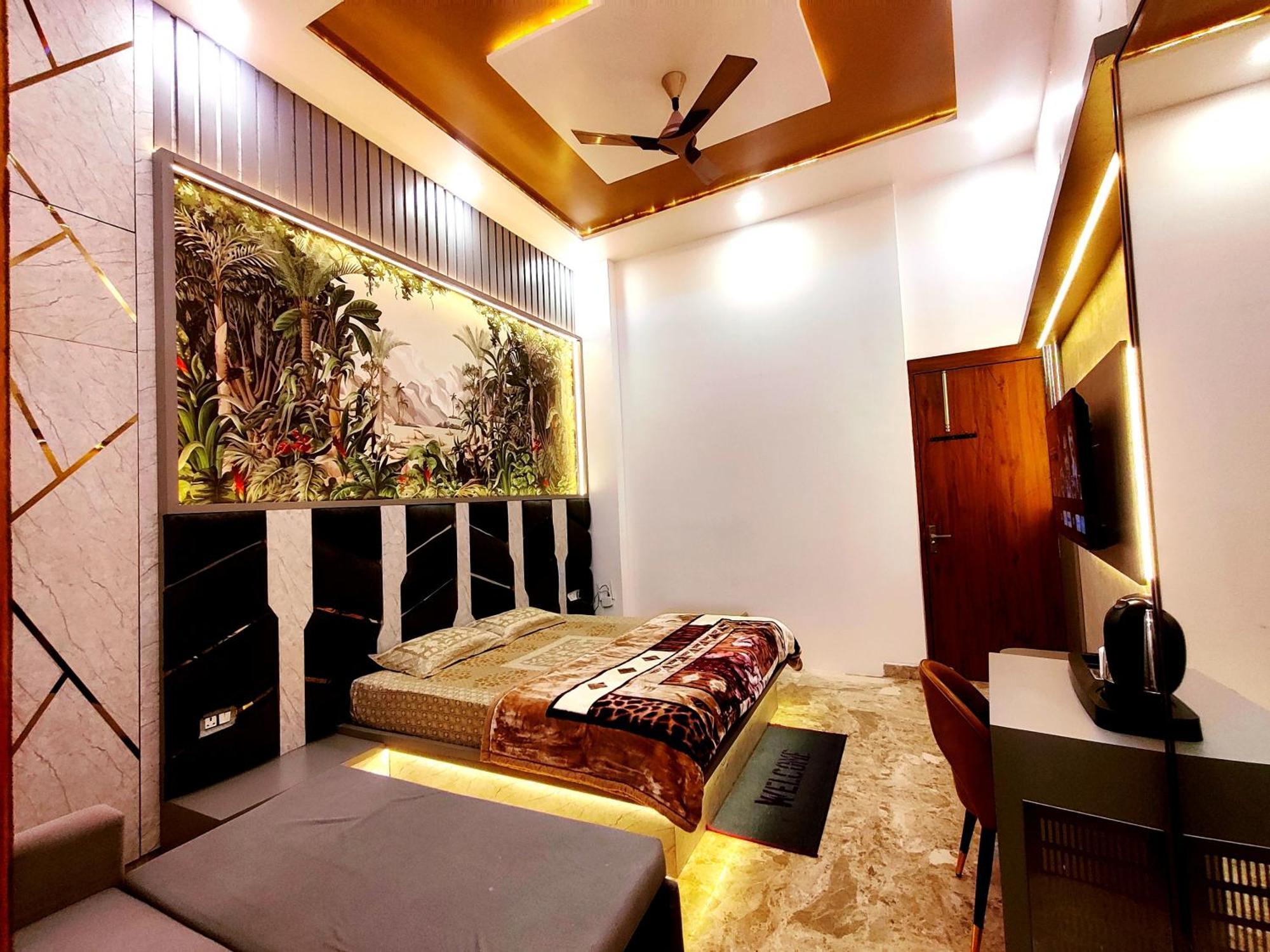 Premium Near Banke Bihari Ji With Power Backup - Free Wifi - Washing Machine Etc Homestay Vrindavan