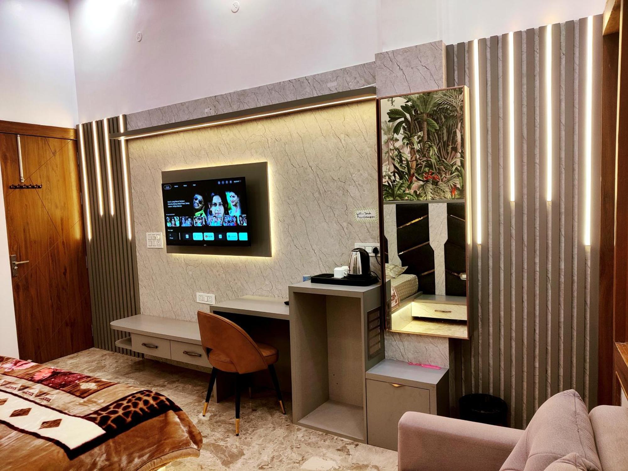 Premium Near Banke Bihari Ji With Power Backup - Free Wifi - Washing Machine Etc Homestay *