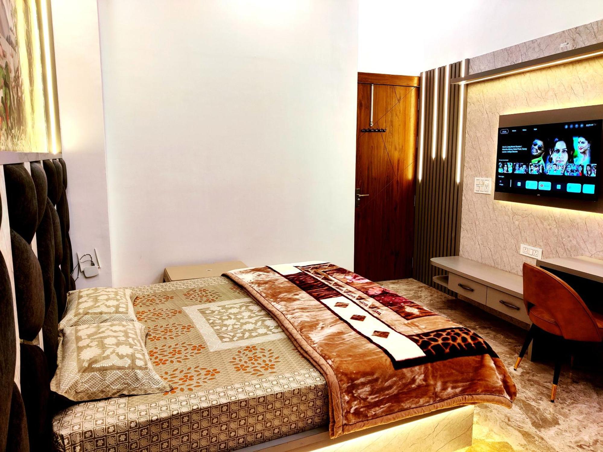 Premium Near Banke Bihari Ji With Power Backup - Free Wifi - Washing Machine Etc Homestay Vrindavan