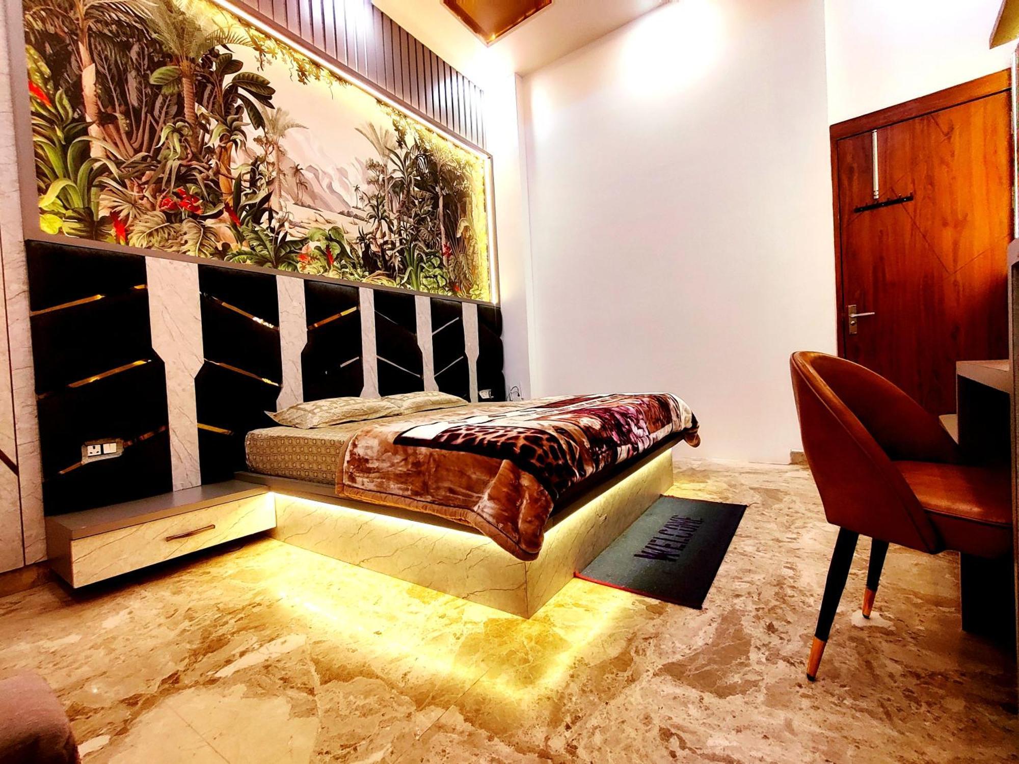 Premium Near Banke Bihari Ji With Power Backup - Free Wifi - Washing Machine Etc * Vrindavan
