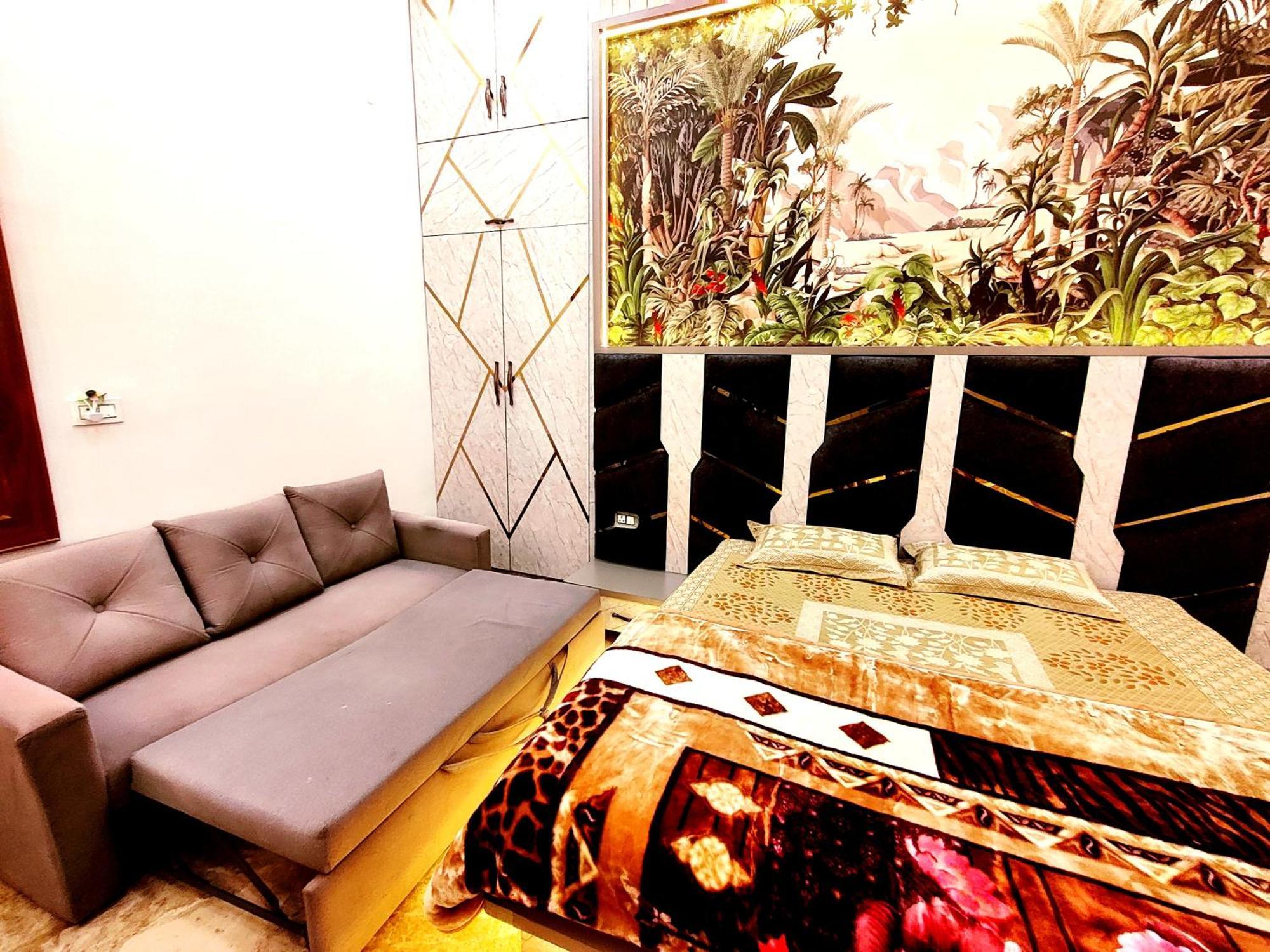 Premium Near Banke Bihari Ji With Power Backup - Free Wifi - Washing Machine Etc