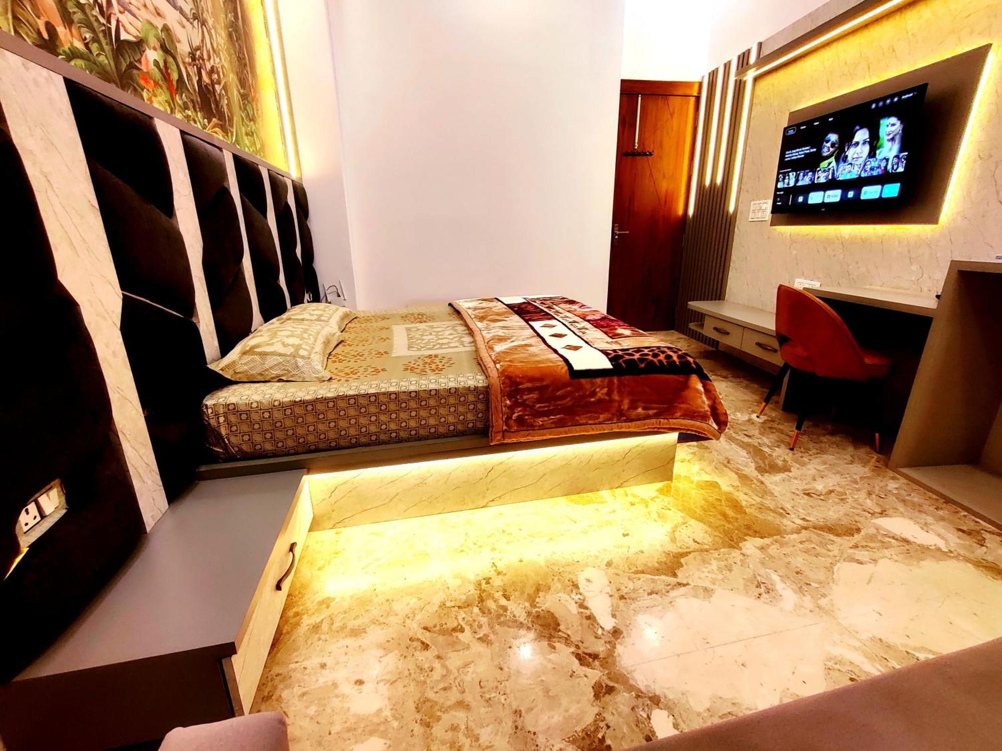 Premium Near Banke Bihari Ji With Power Backup - Free Wifi - Washing Machine Etc Homestay Vrindavan
